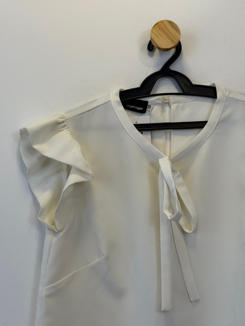 Blusa Branca Babado nos Ombros