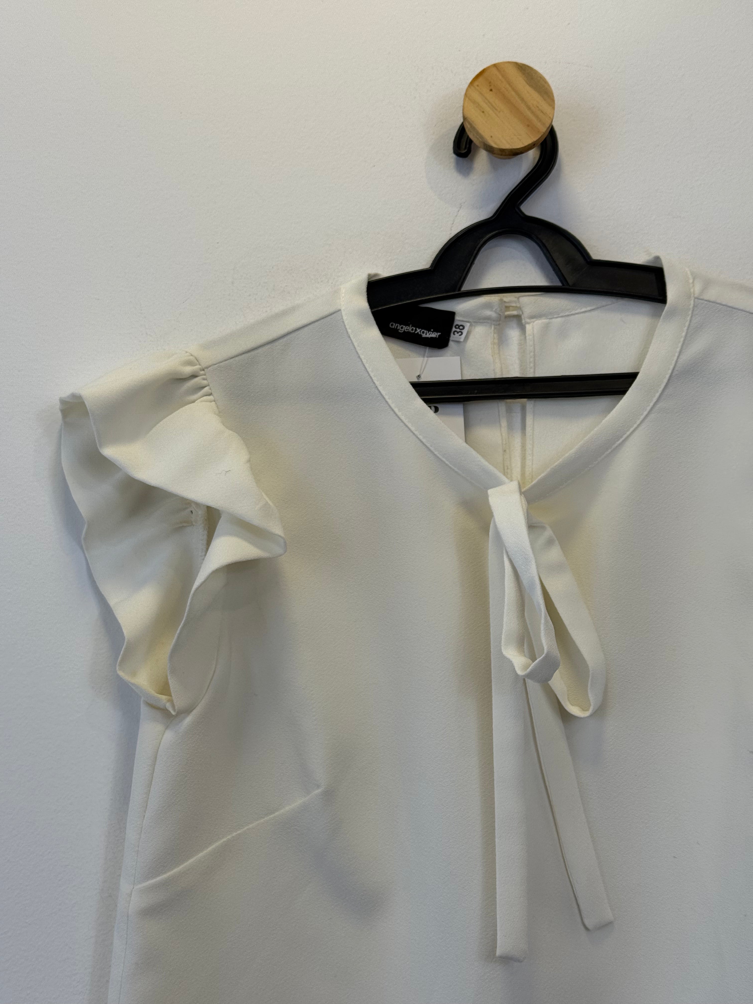 Blusa Branca Babado nos Ombros
