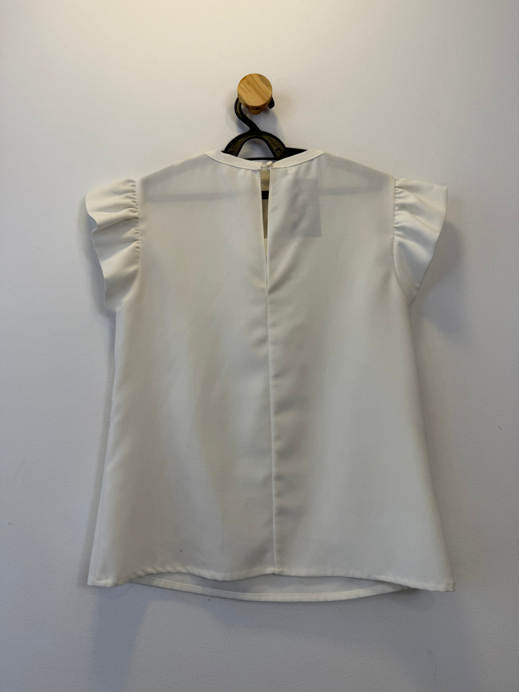 Blusa Branca Babado nos Ombros