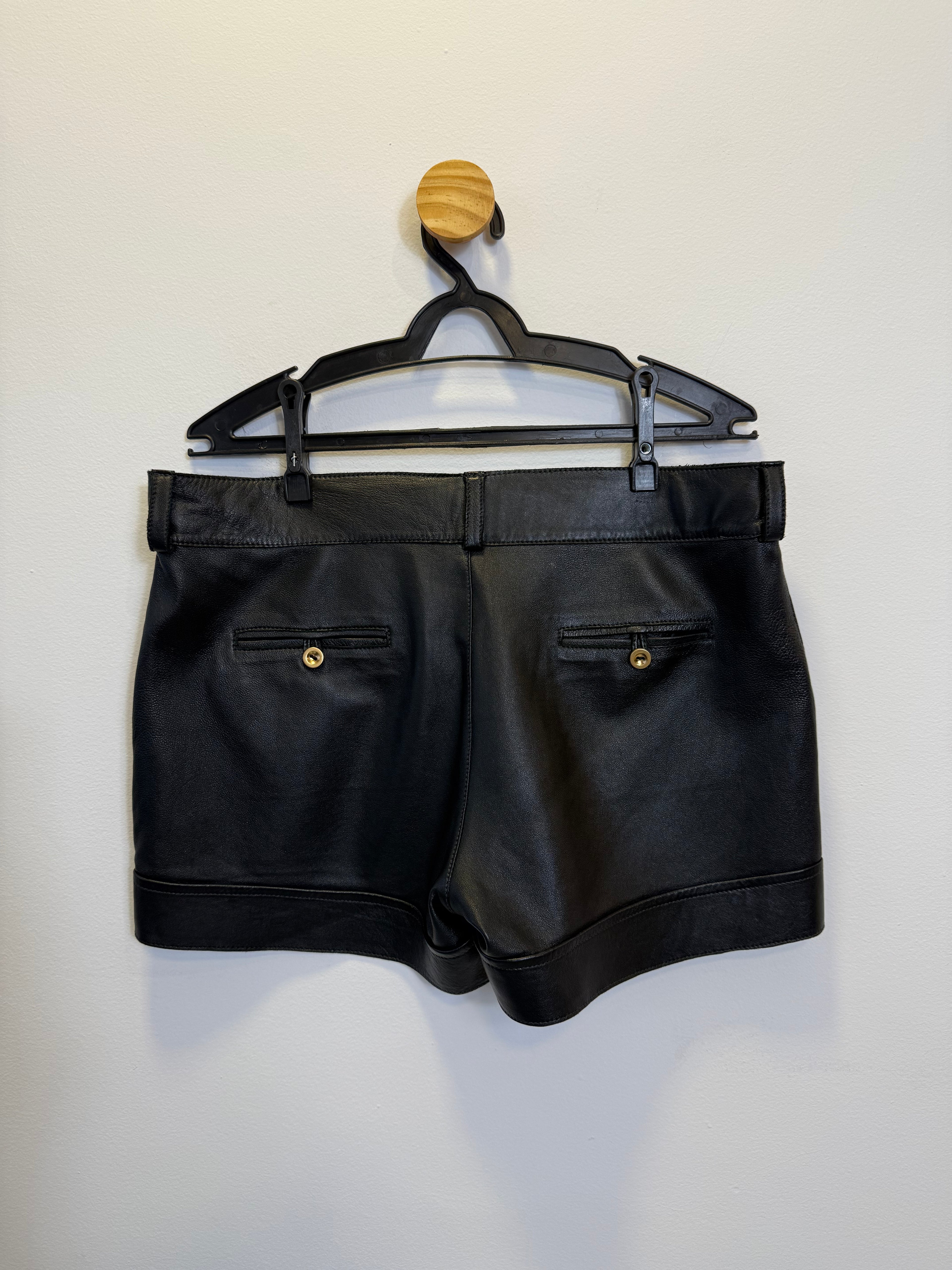 Short em Couro Preto