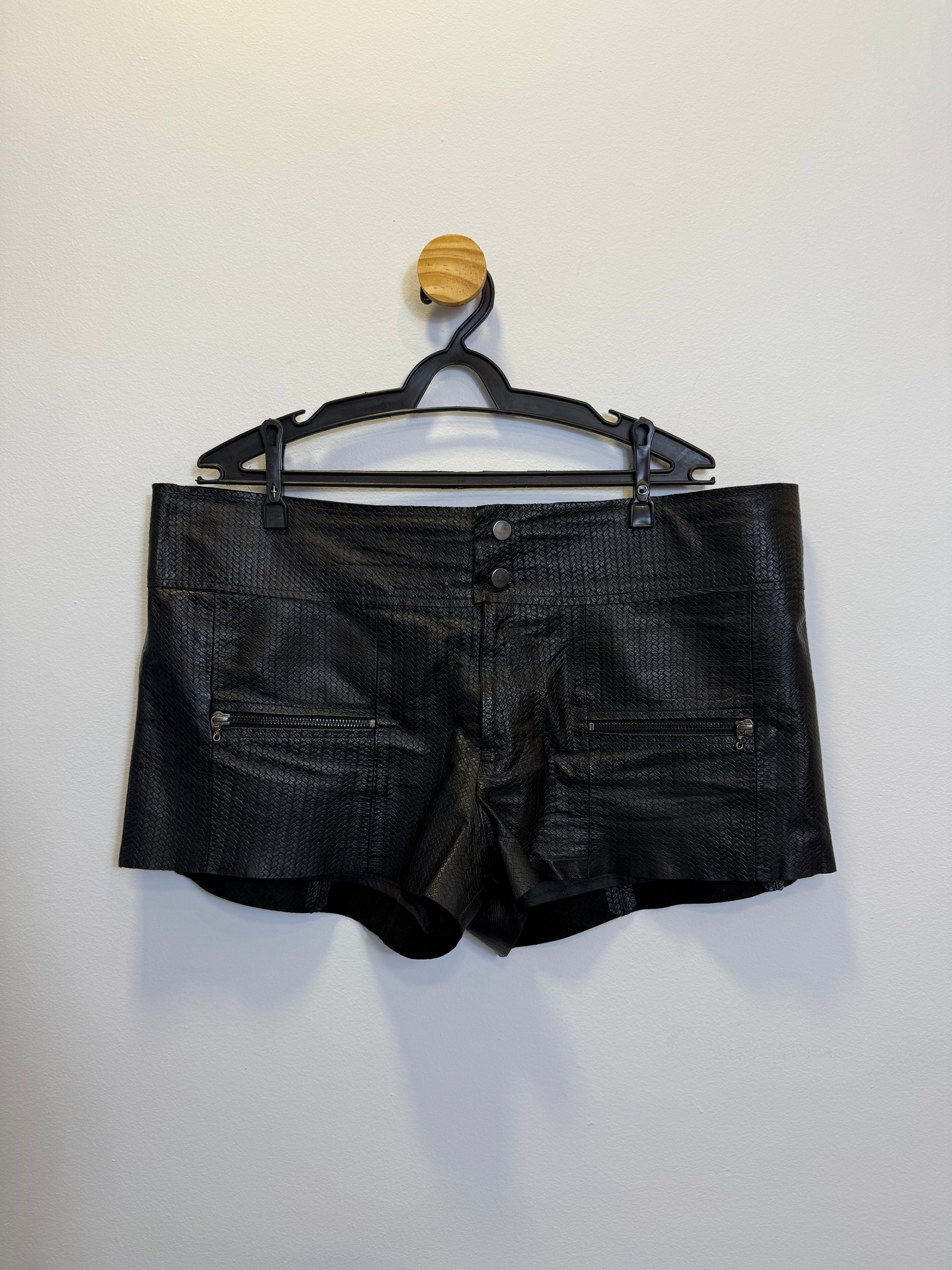 Short em Couro Preto