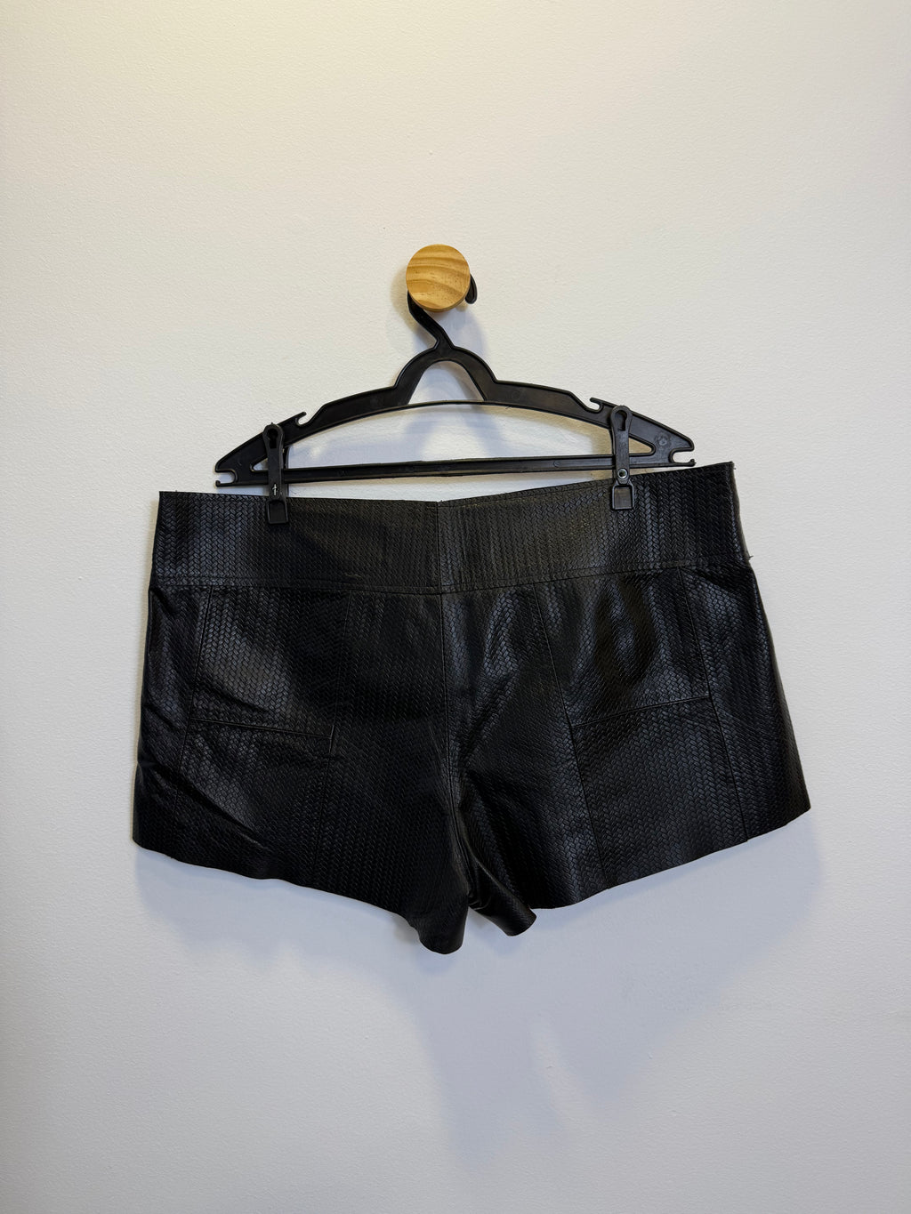 Short em Couro Preto