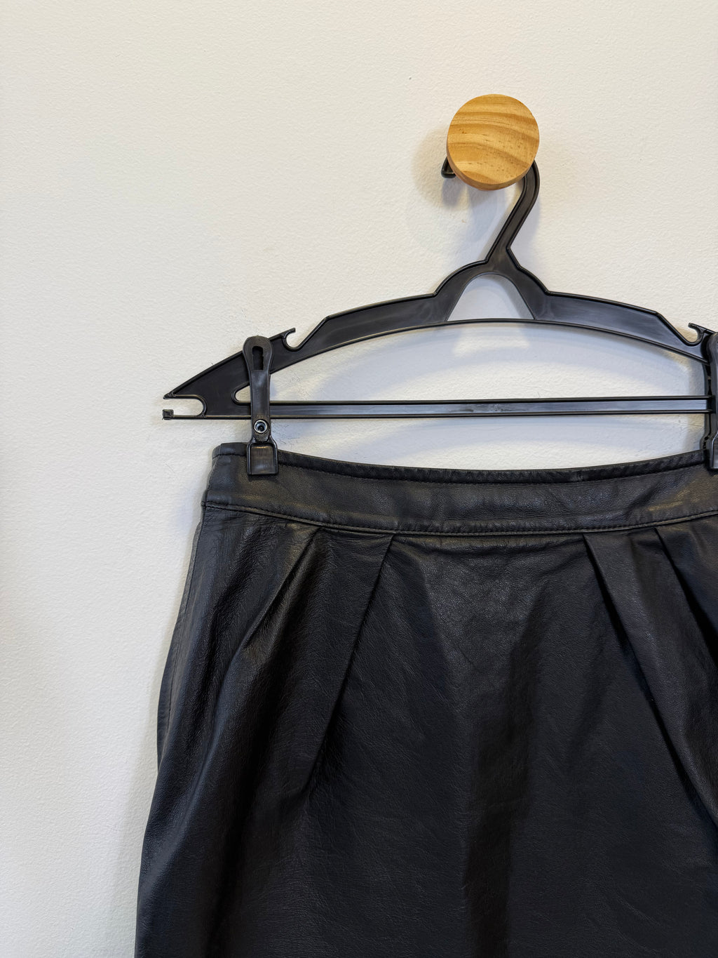 Saia Lápis em Couro Preto