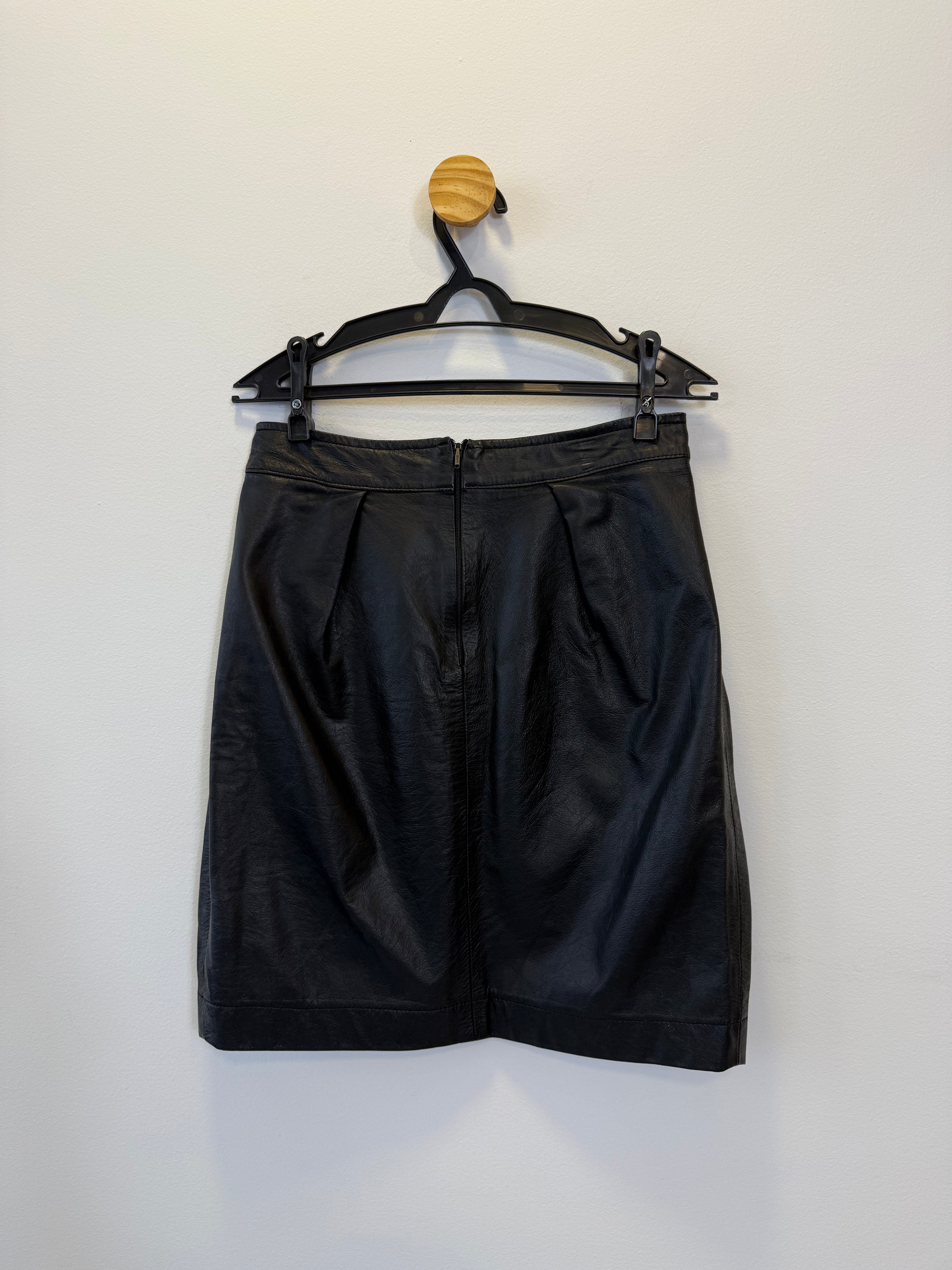 Saia Lápis em Couro Preto