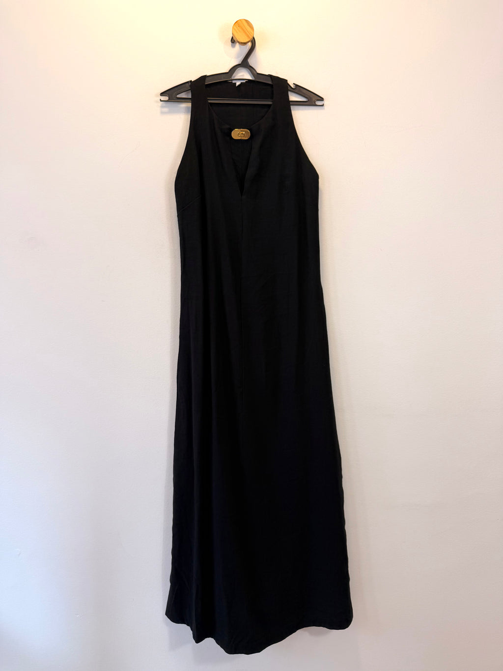 Vestido Preto com Recorte no Decote