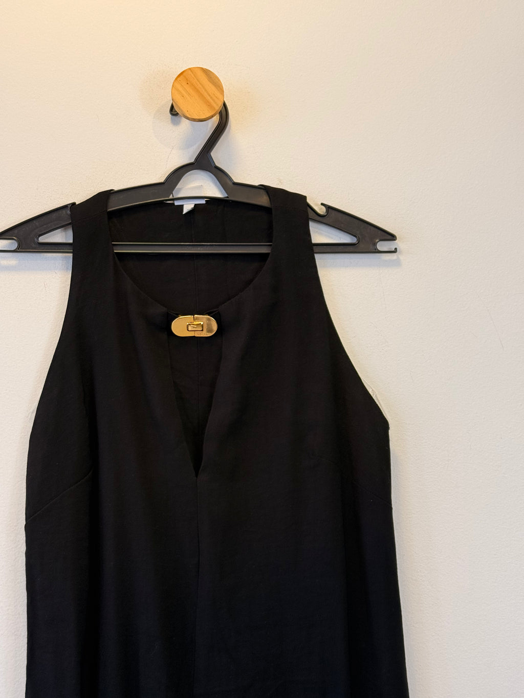 Vestido Preto com Recorte no Decote