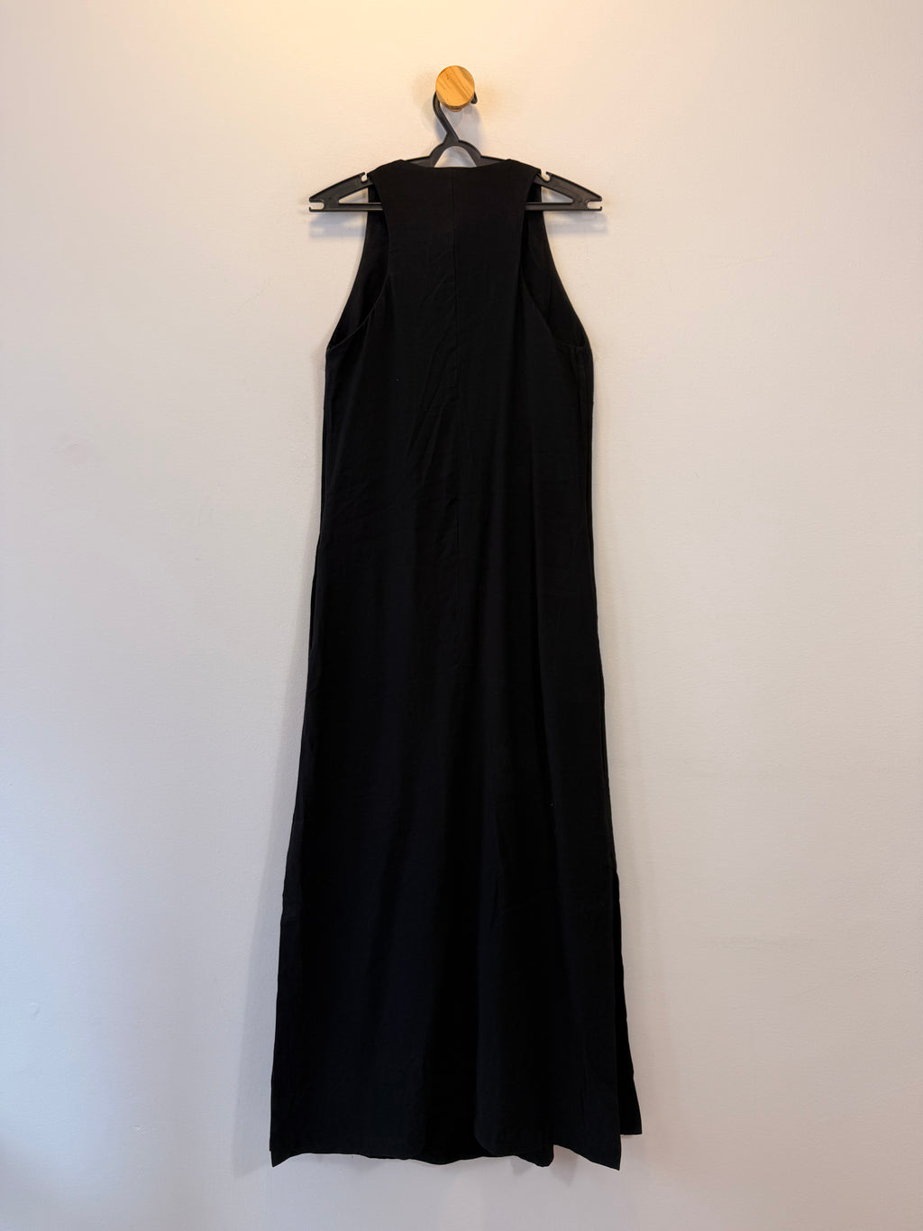 Vestido Preto com Recorte no Decote