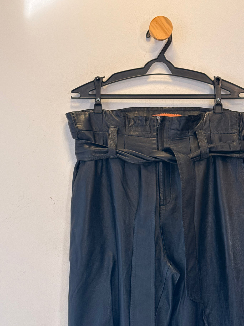 Calça de Couro Preta Lu Brandão