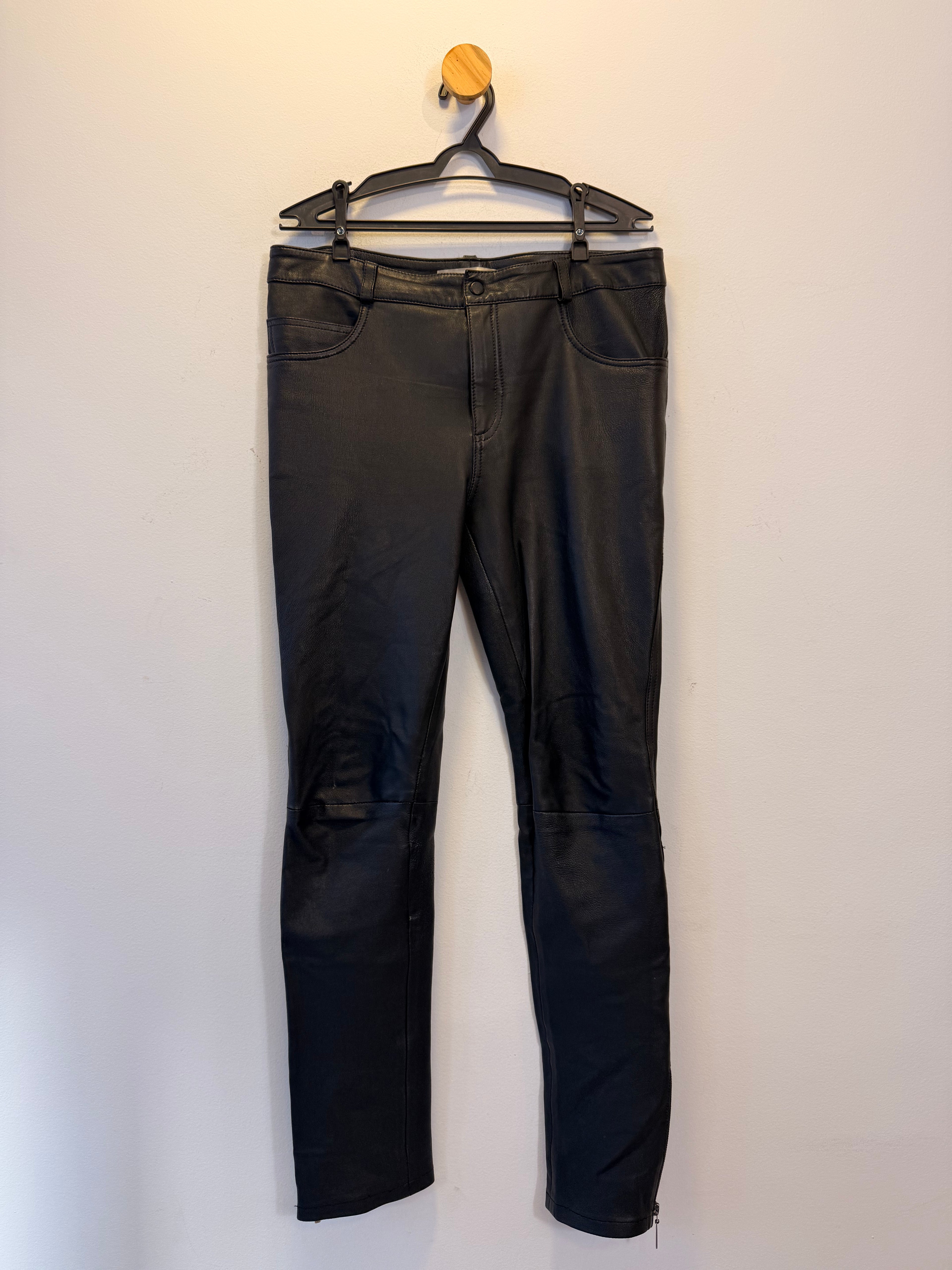 Calça Preta em Couro Cris Barros