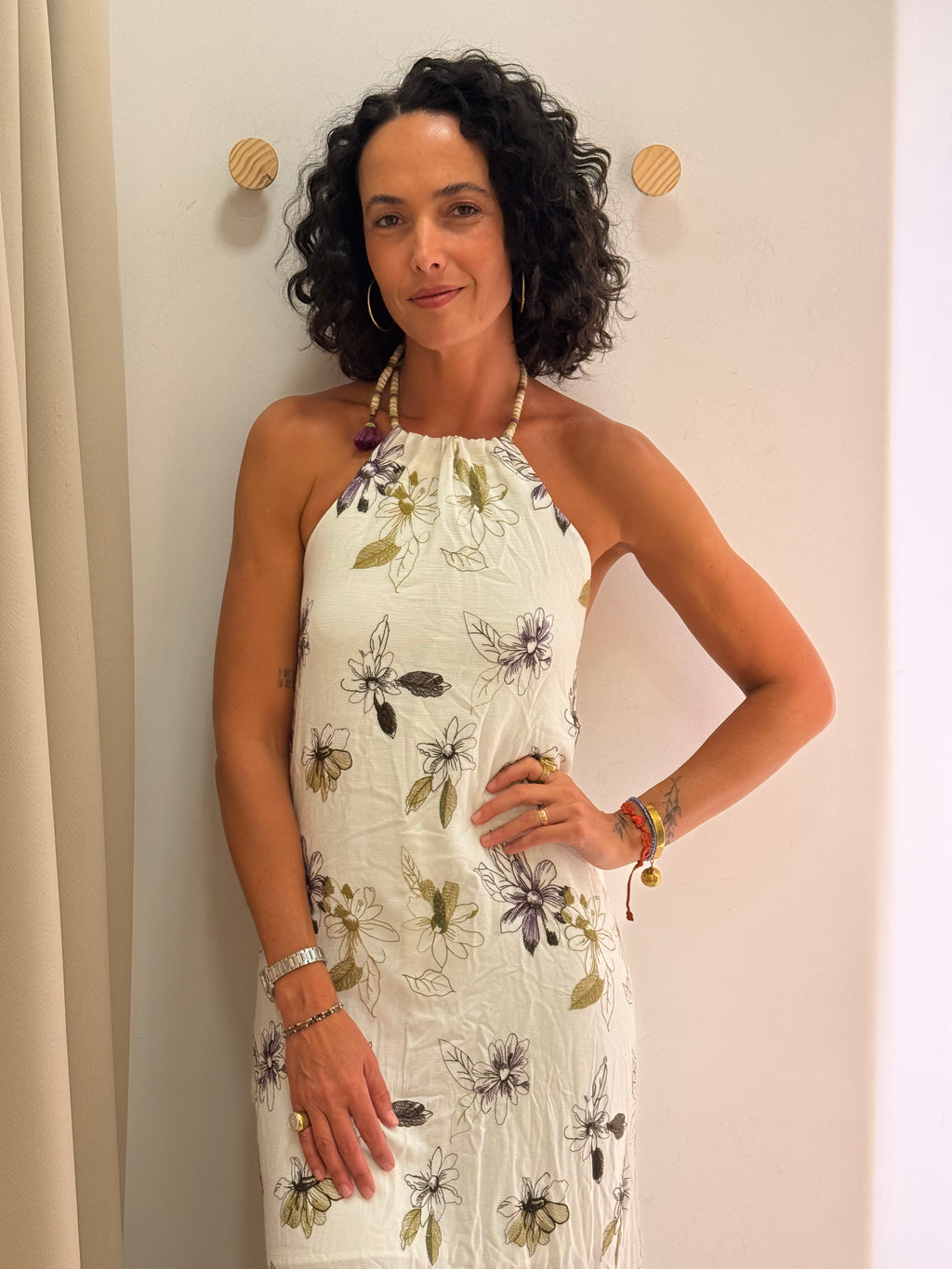 Vestido Branco Estampa Floral Sacada