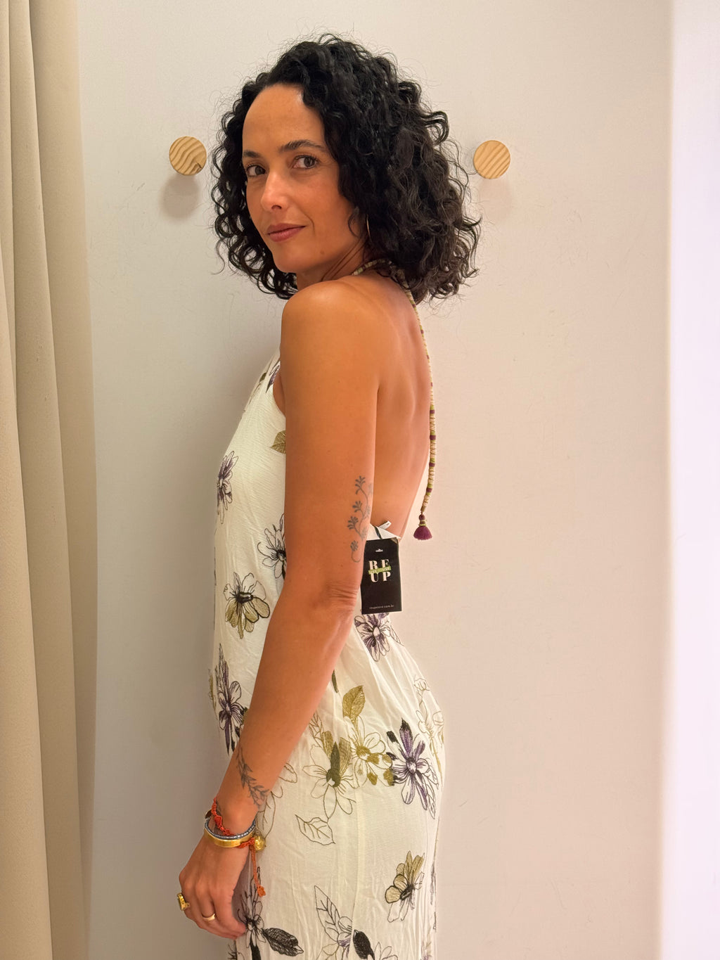 Vestido Branco Estampa Floral Sacada