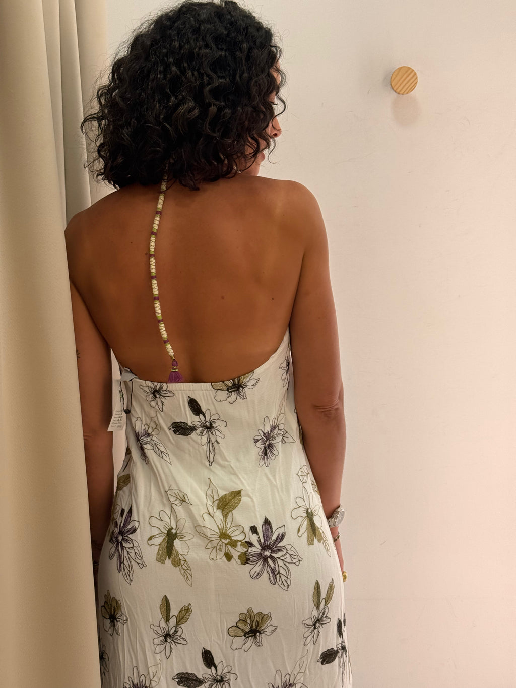 Vestido Branco Estampa Floral Sacada