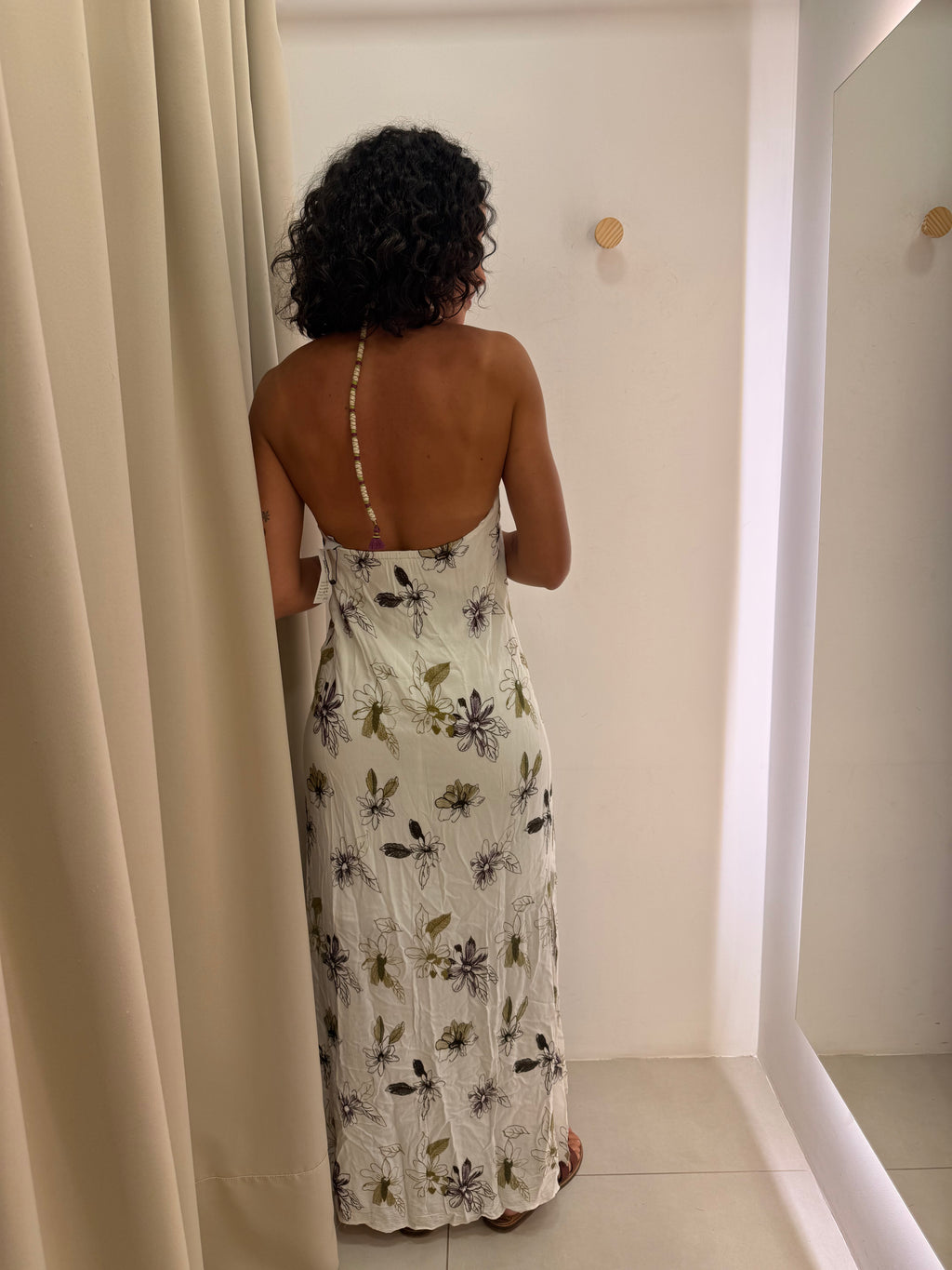 Vestido Branco Estampa Floral Sacada