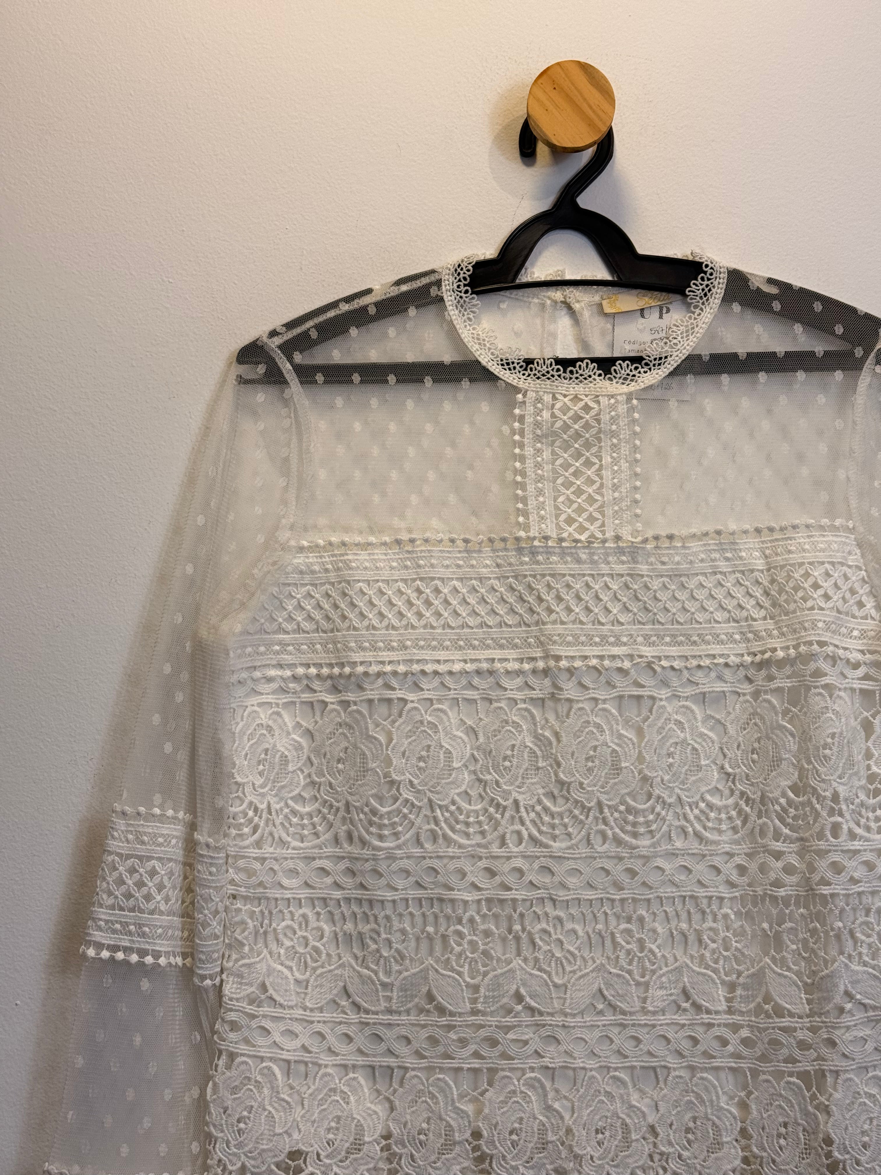 Blusa de Manga Longa com Renda e Transparência