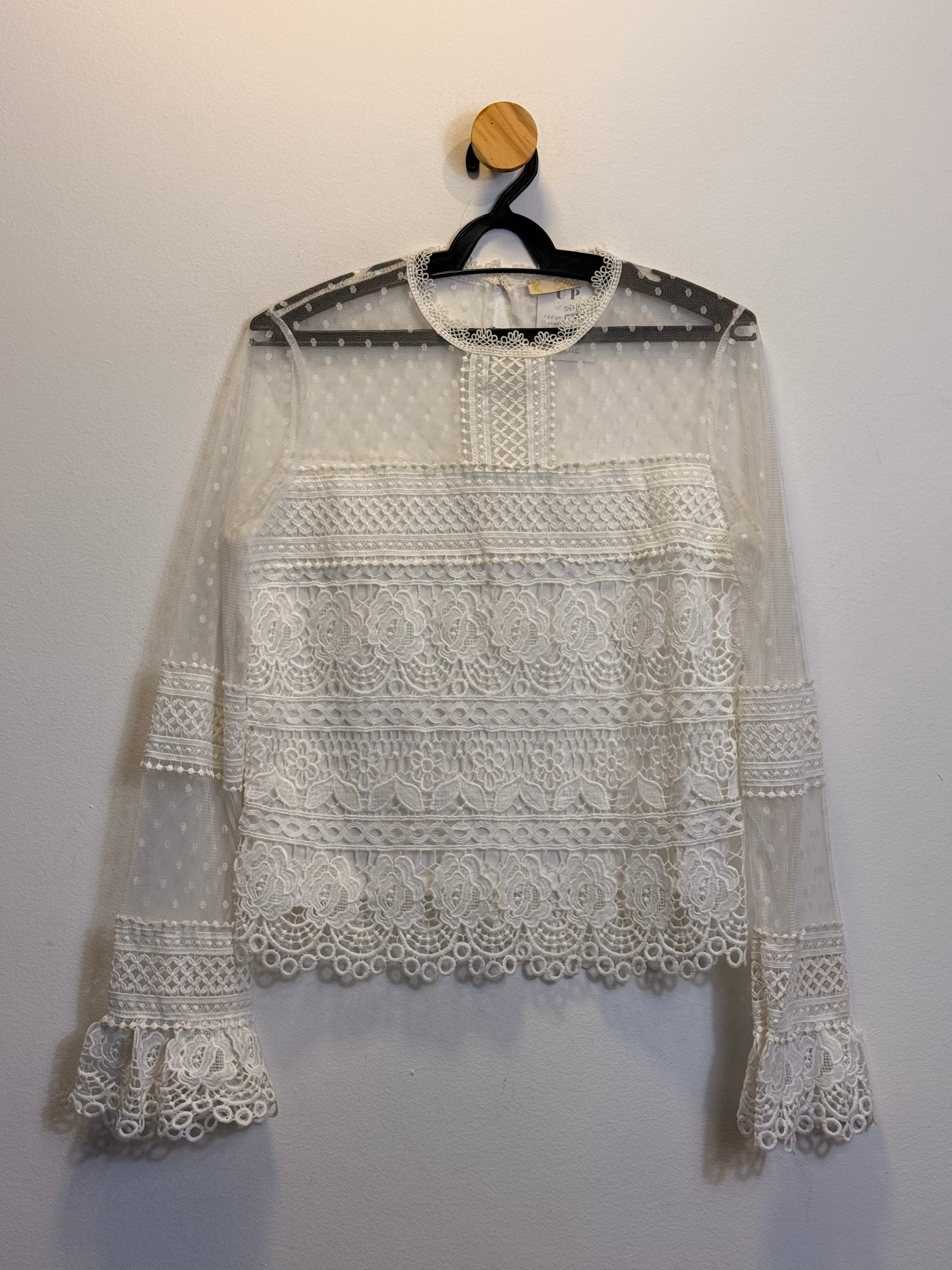 Blusa de Manga Longa com Renda e Transparência