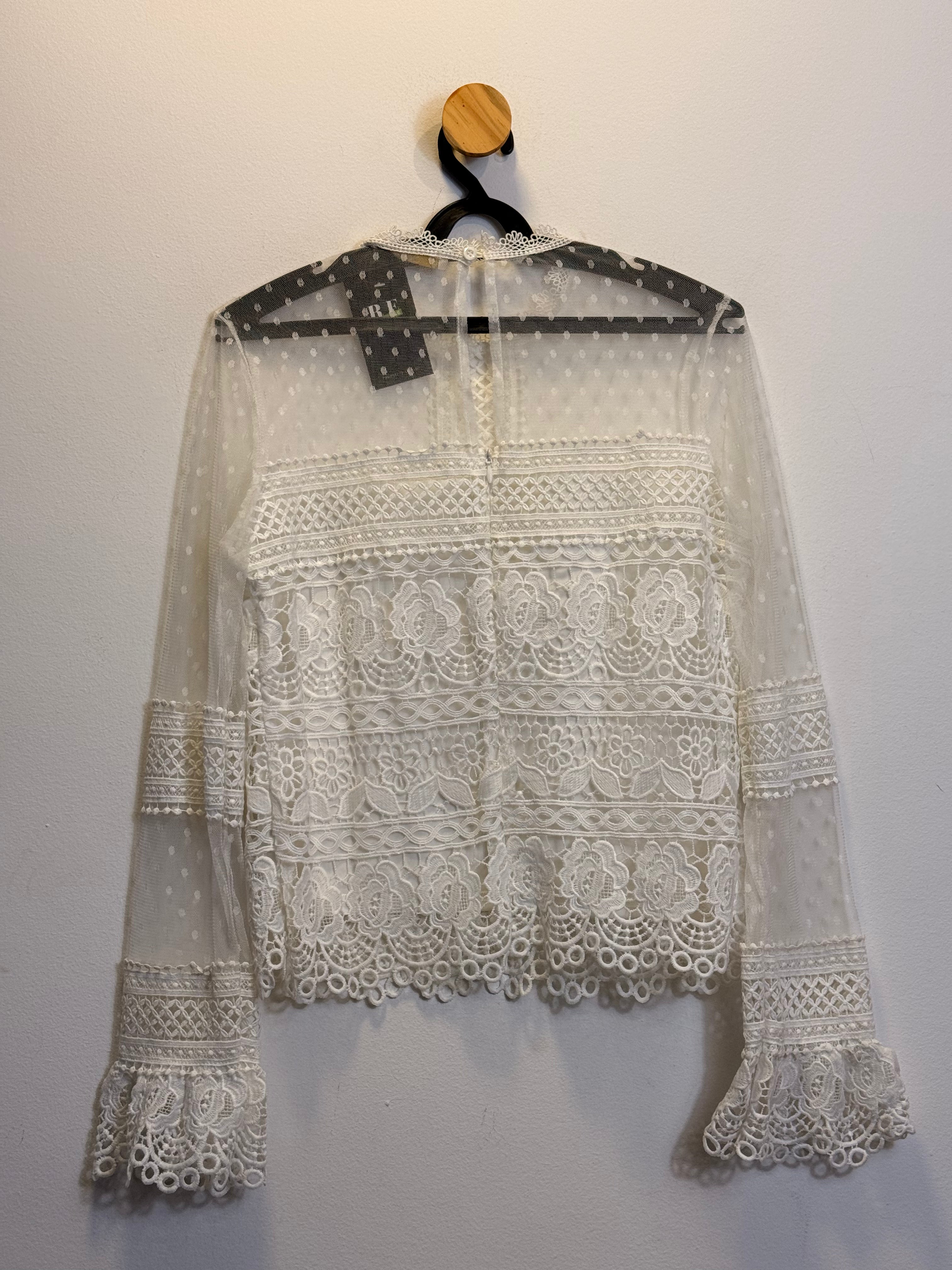 Blusa de Manga Longa com Renda e Transparência