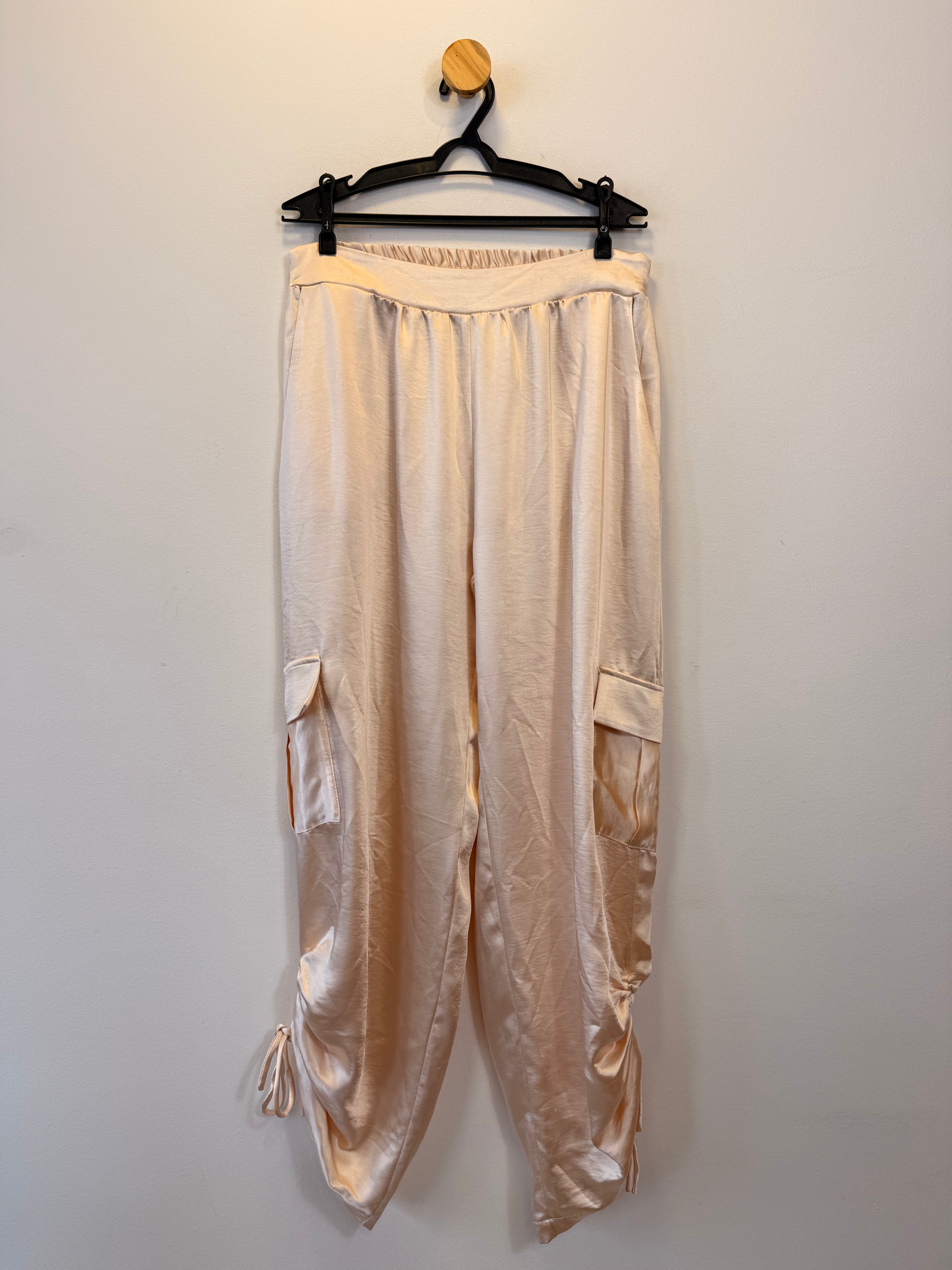 Calça Cetim Rosa Claro Maria Manô