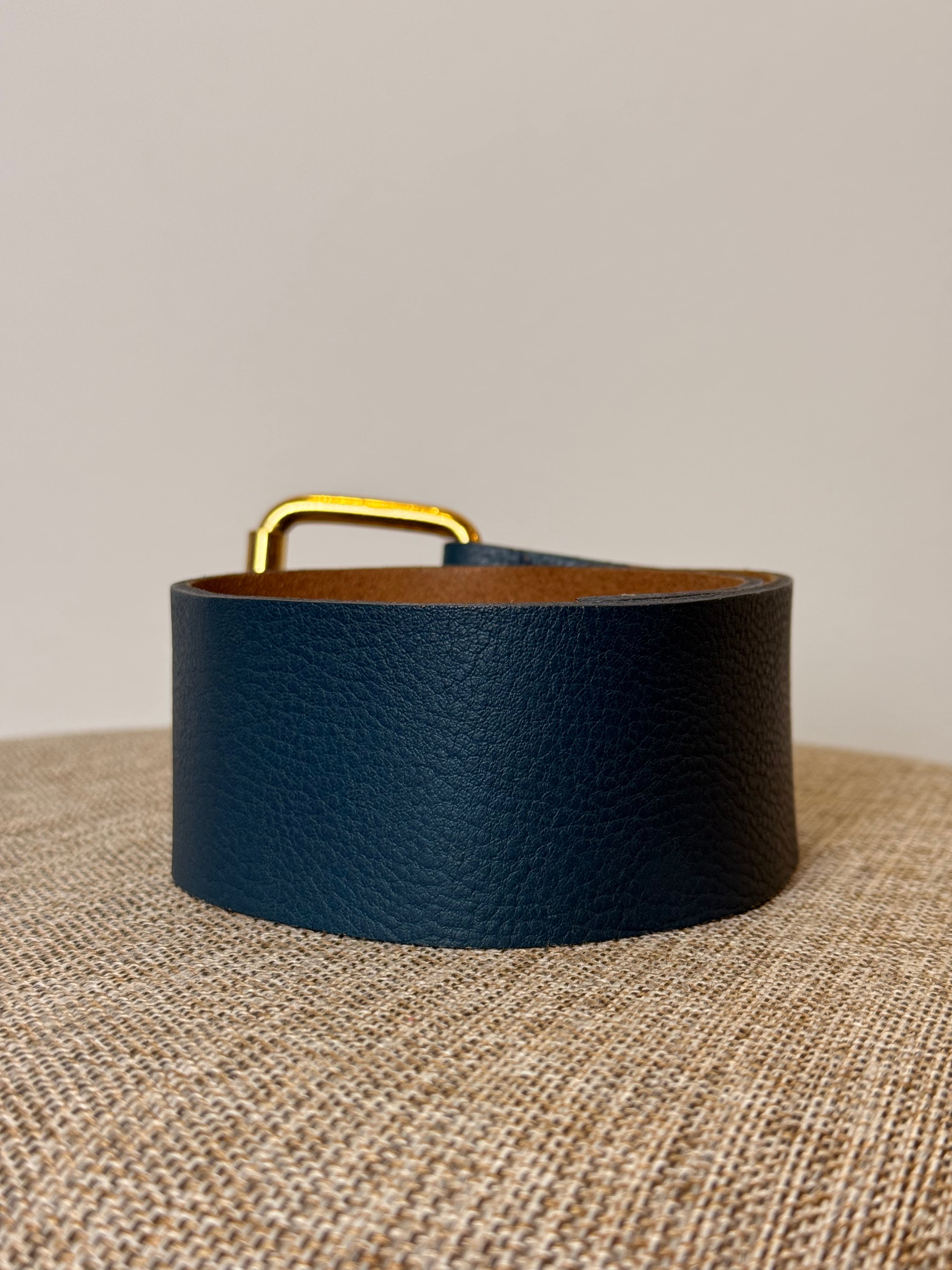 Cinto em Couro Azul Marinho