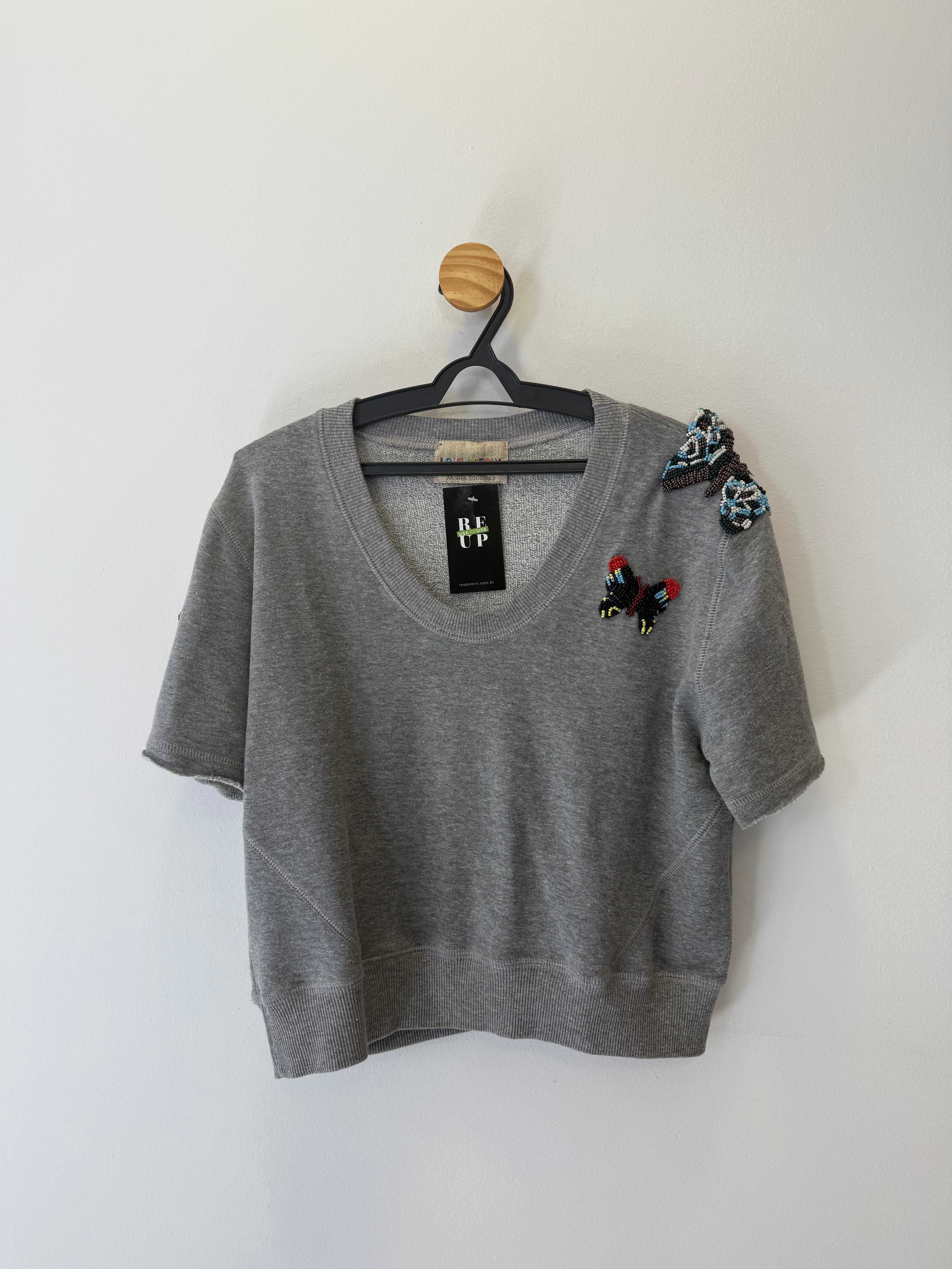 Cropped Cinza Bordado Borboletas