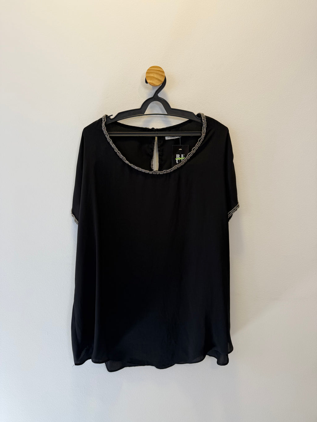 Blusa Preta Detalhe em Pedrarias