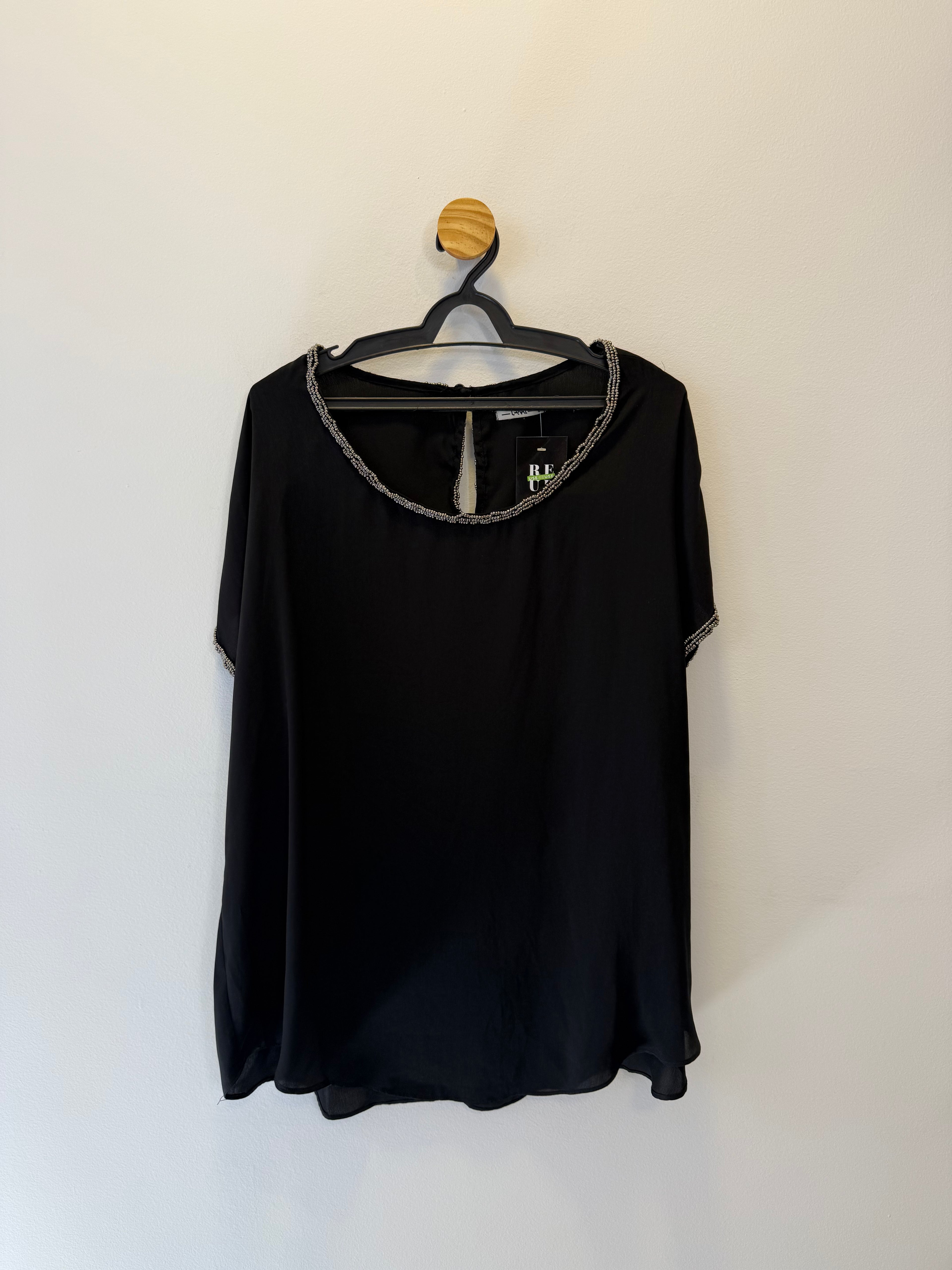Blusa Preta Detalhe em Pedrarias