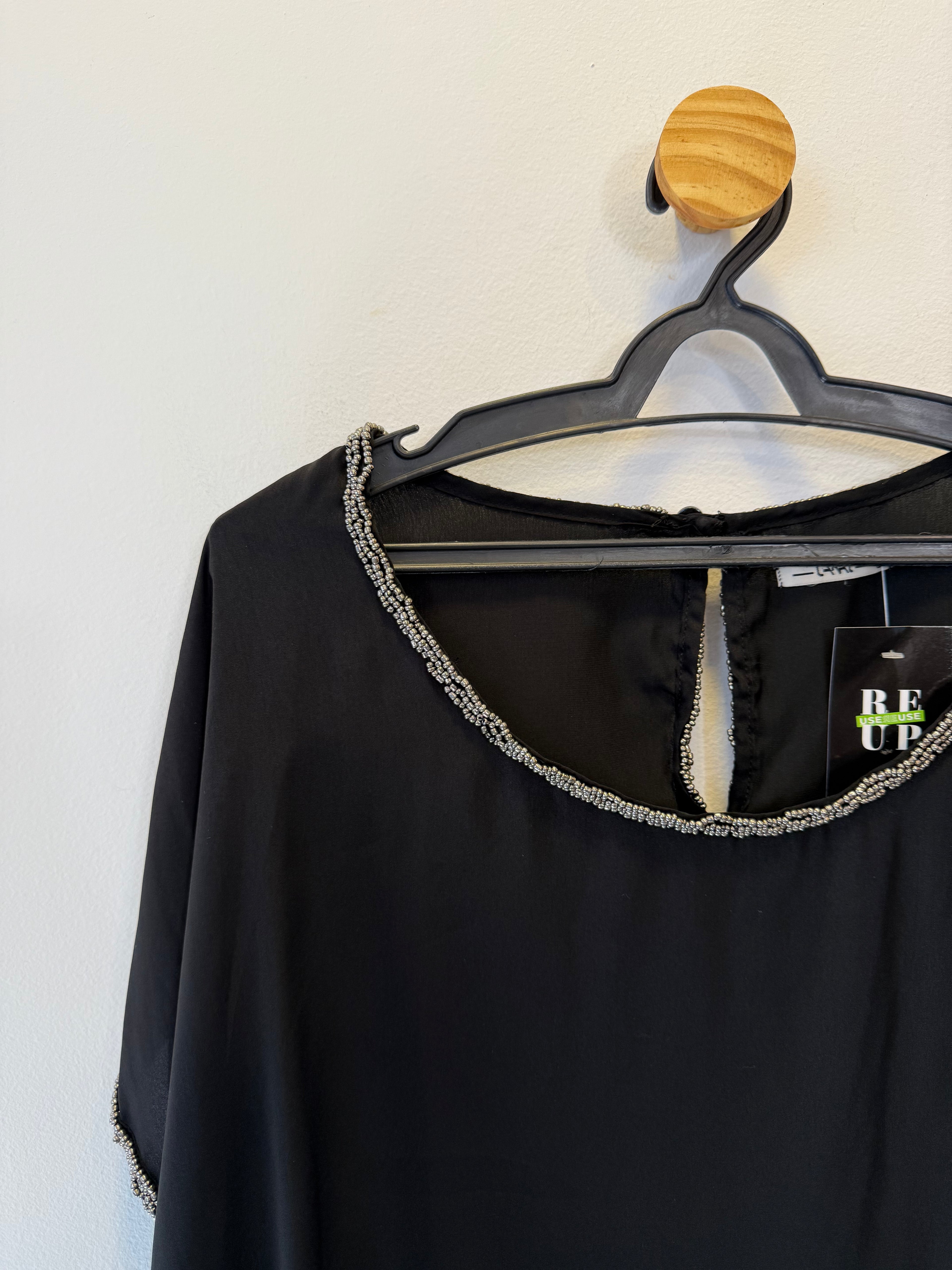 Blusa Preta Detalhe em Pedrarias