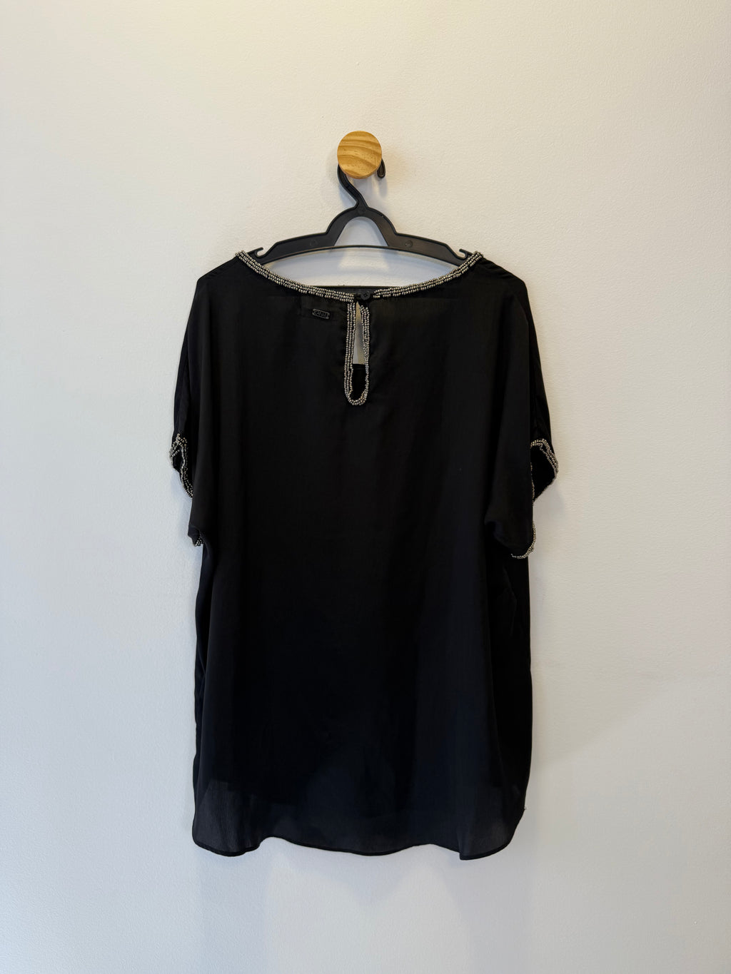 Blusa Preta Detalhe em Pedrarias