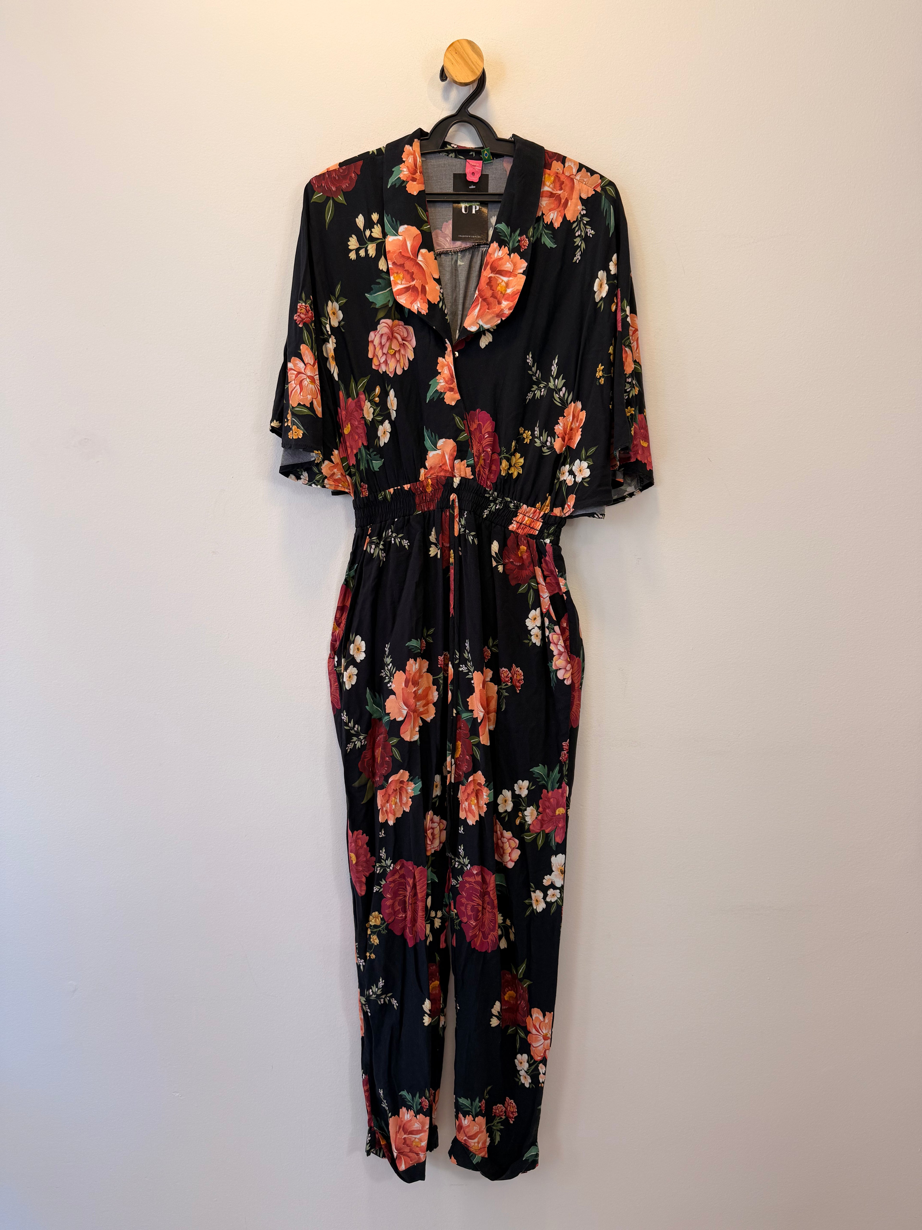 Macacão Preto com Estampa Floral Farm