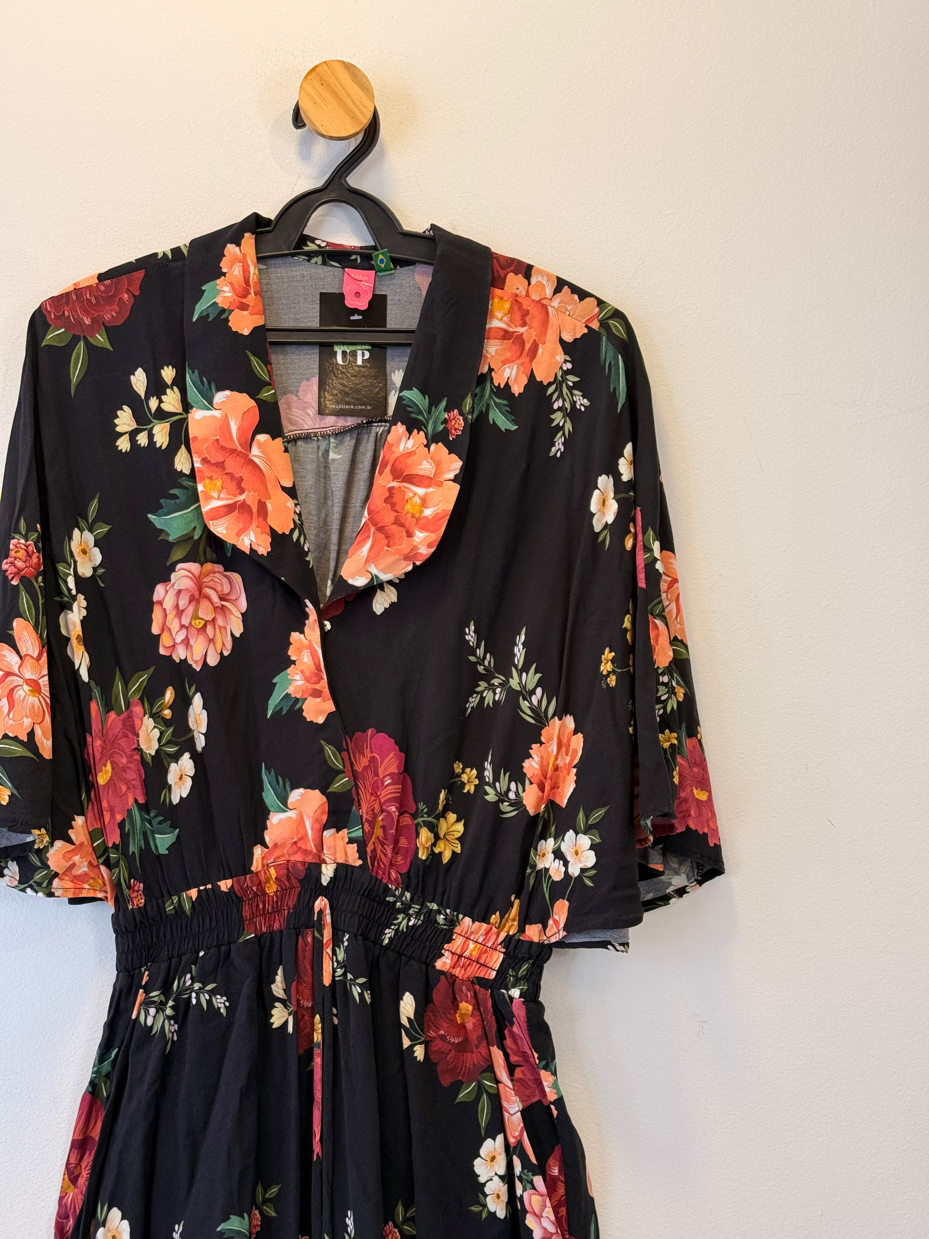 Macacão Preto com Estampa Floral Farm