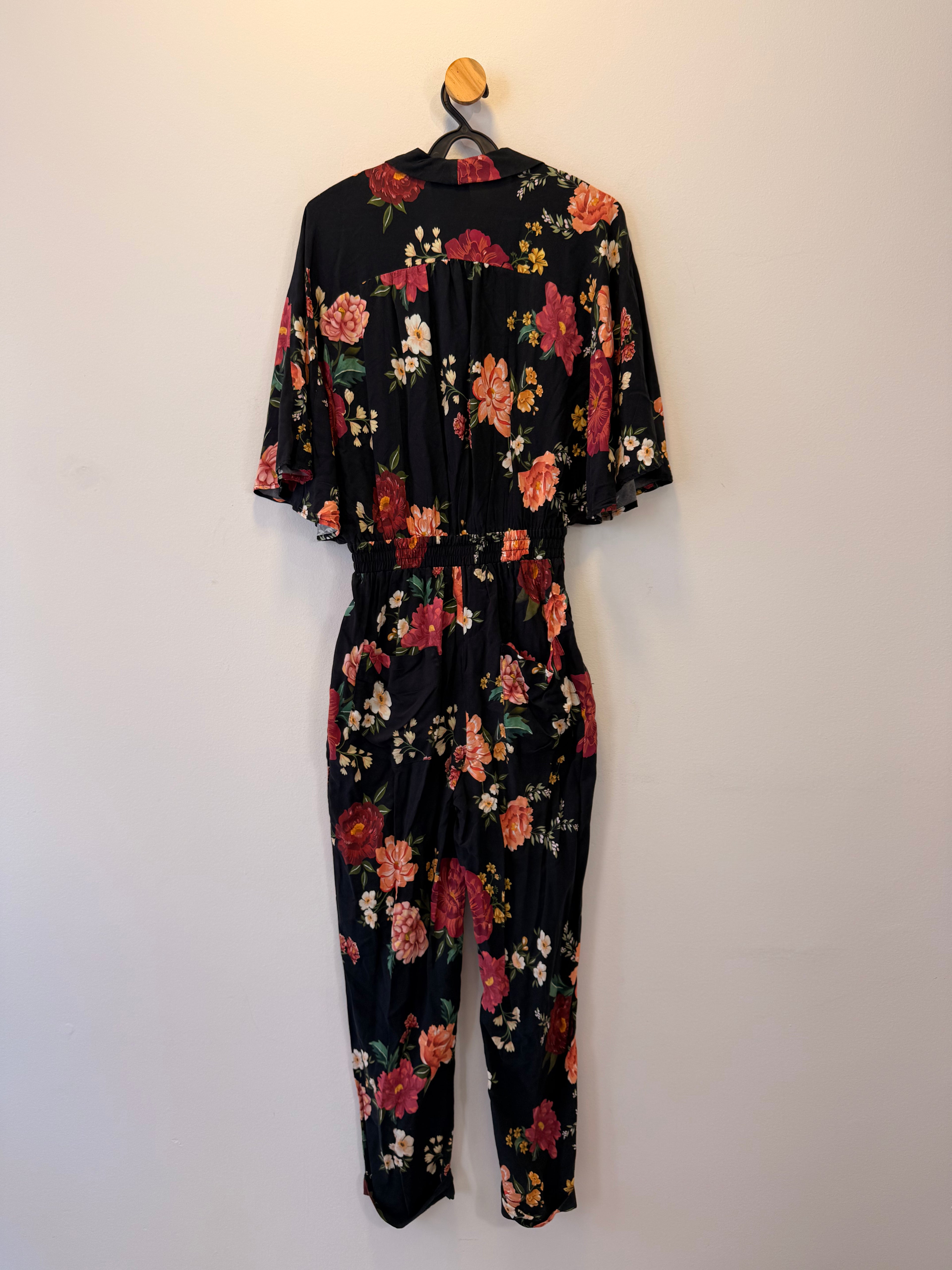 Macacão Preto com Estampa Floral Farm