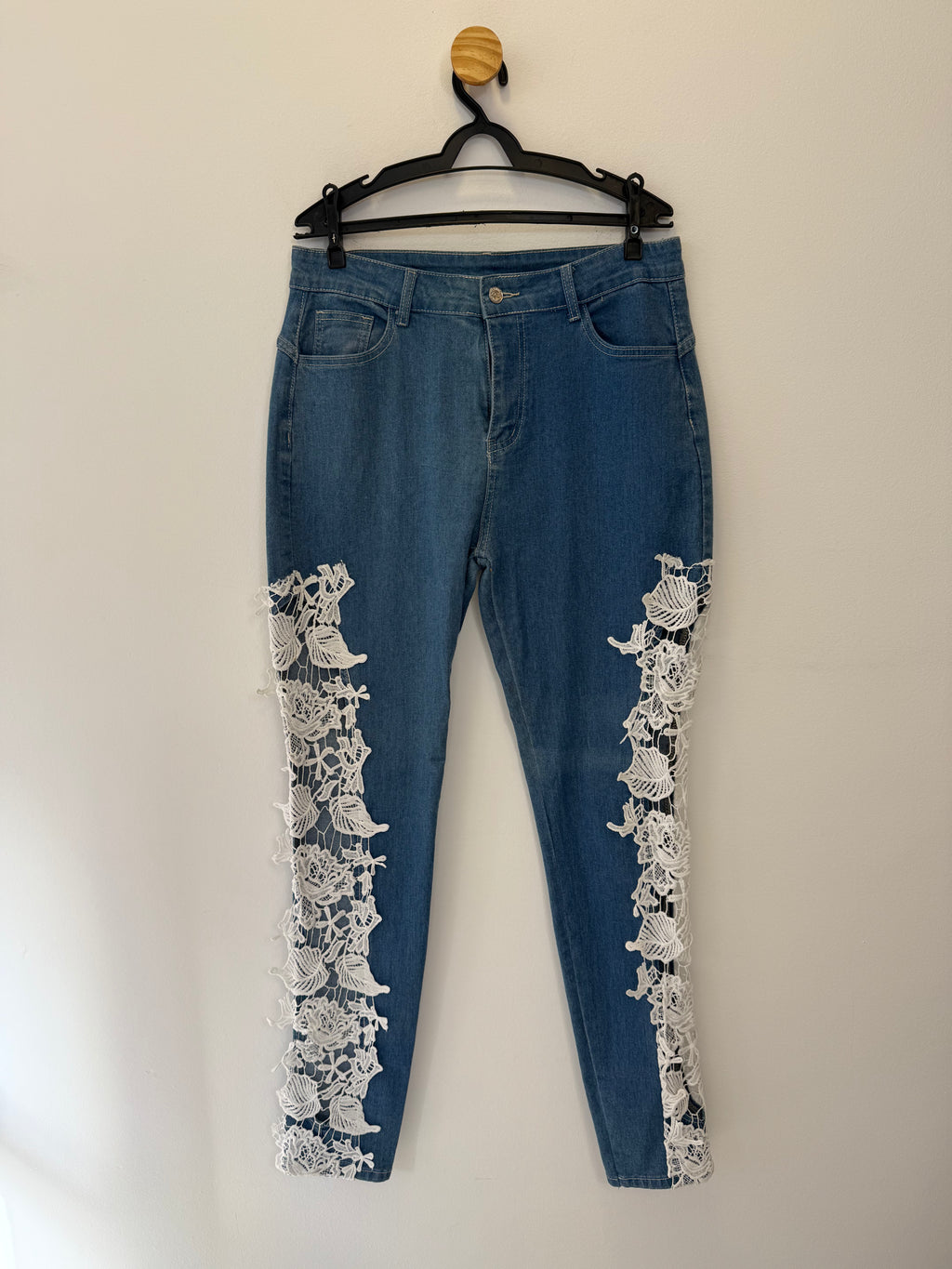 Calça Jeans Skinny Aplicações em Renda