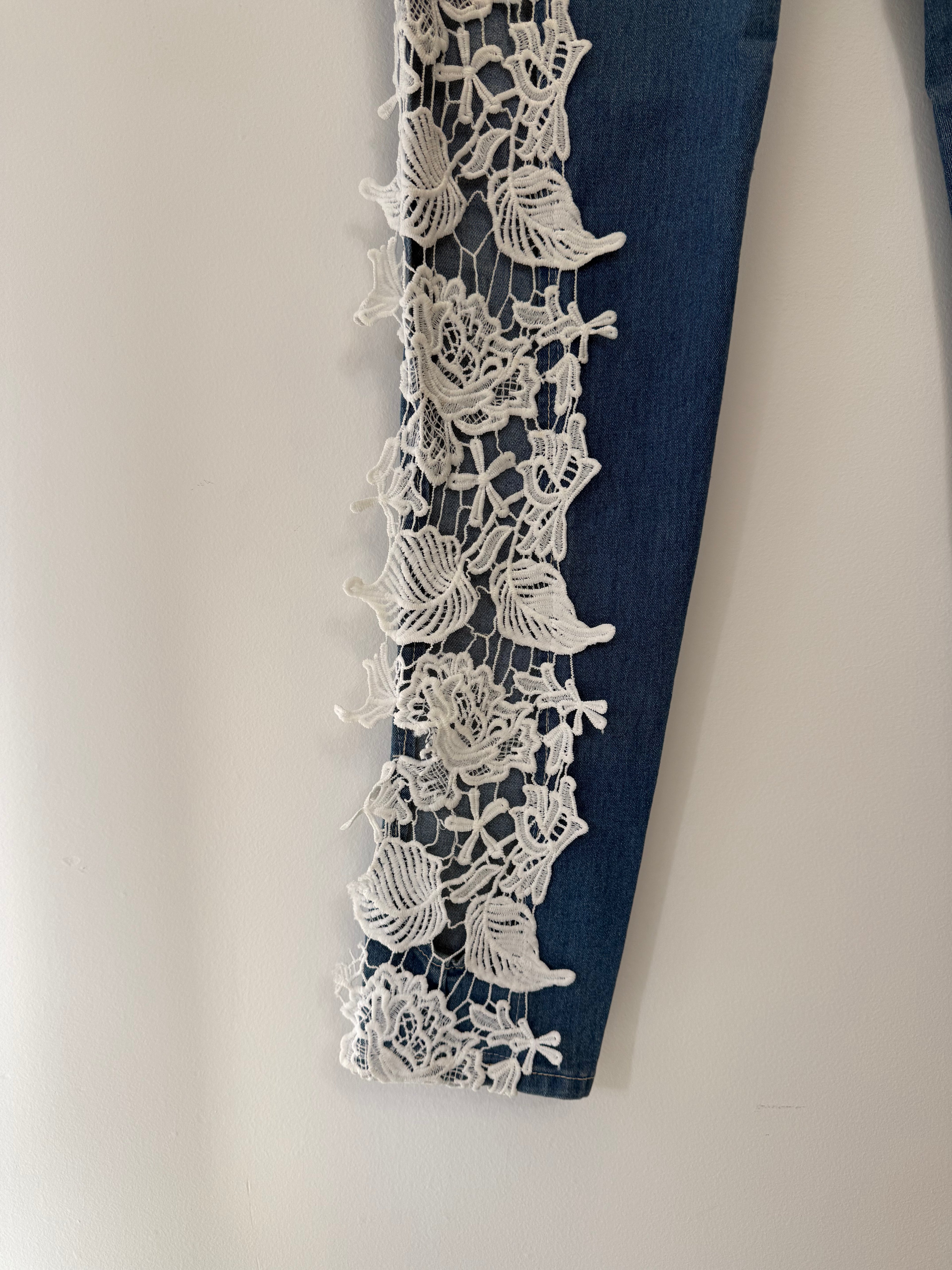 Calça Jeans Skinny Aplicações em Renda