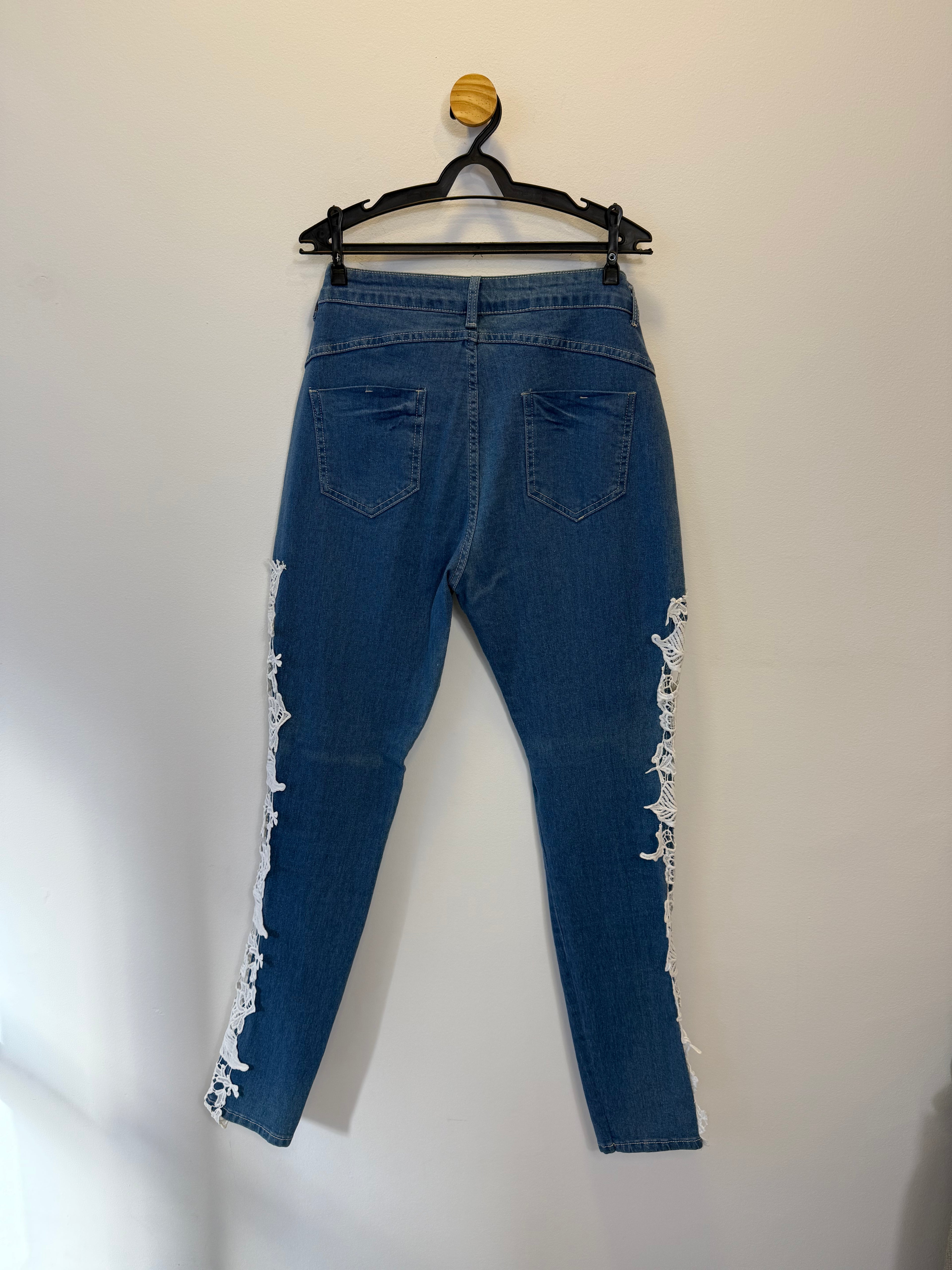 Calça Jeans Skinny Aplicações em Renda