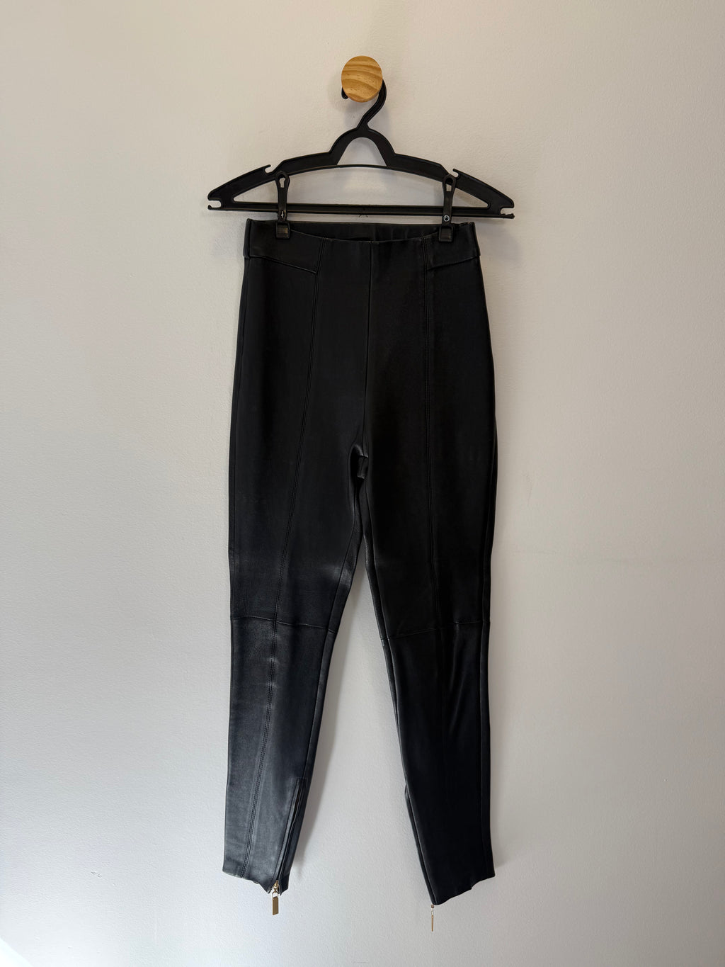 Calça em Couro Preto com Ziper na Perna