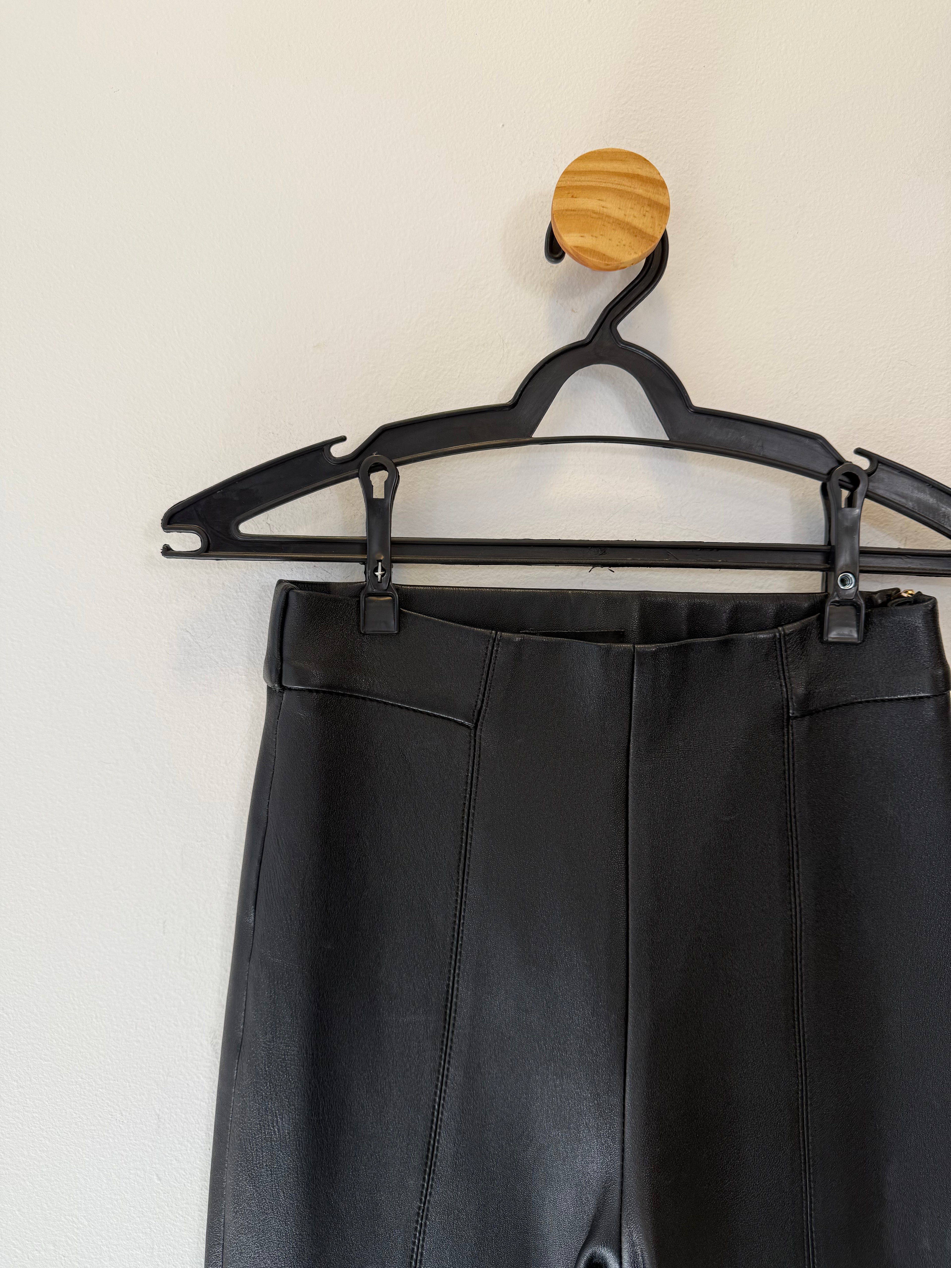Calça em Couro Preto com Ziper na Perna