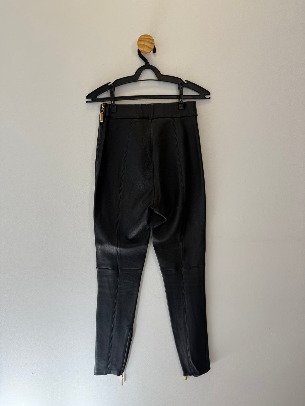 Calça em Couro Preto com Ziper na Perna