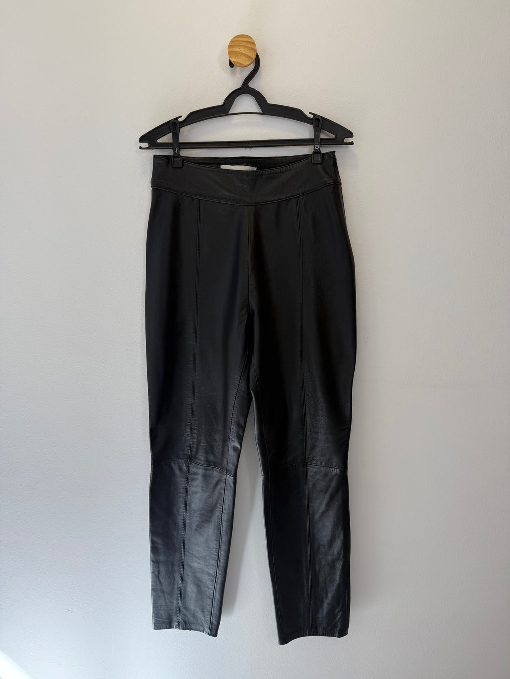 Calça Justa em Couro Preto