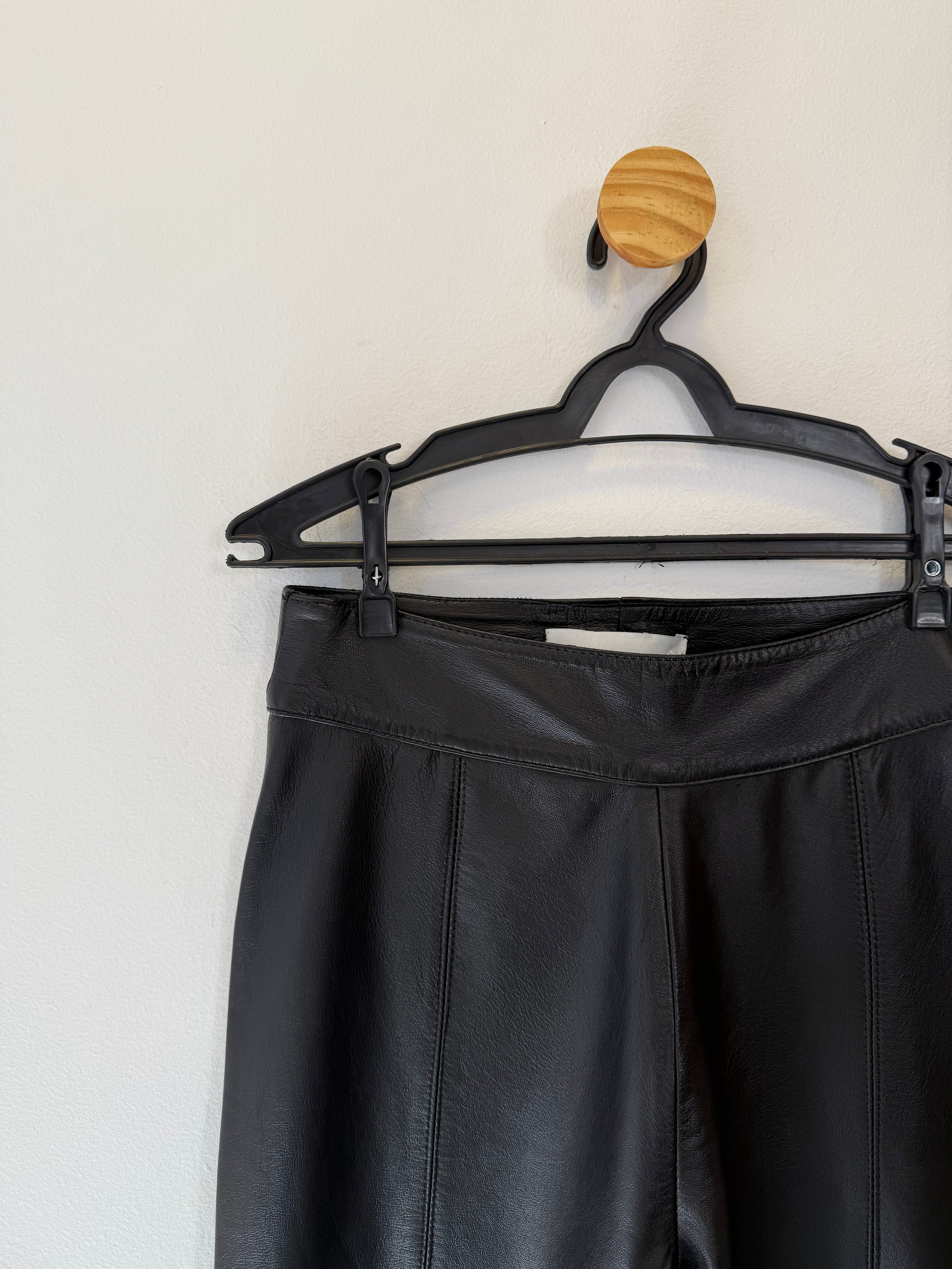 Calça Justa em Couro Preto