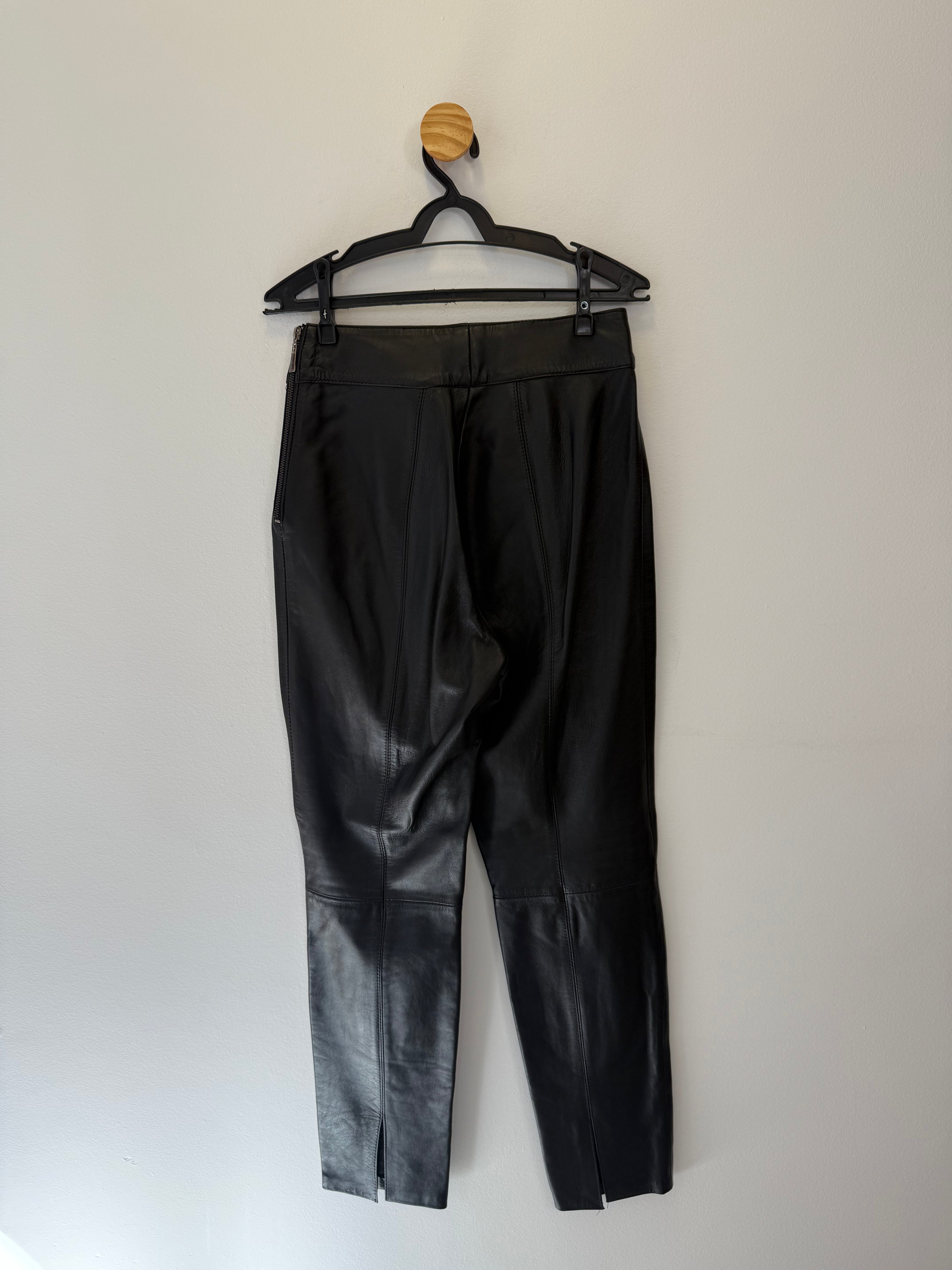 Calça Justa em Couro Preto