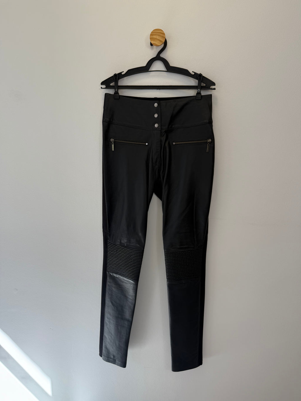 Calça Preta Couro e Zíperes