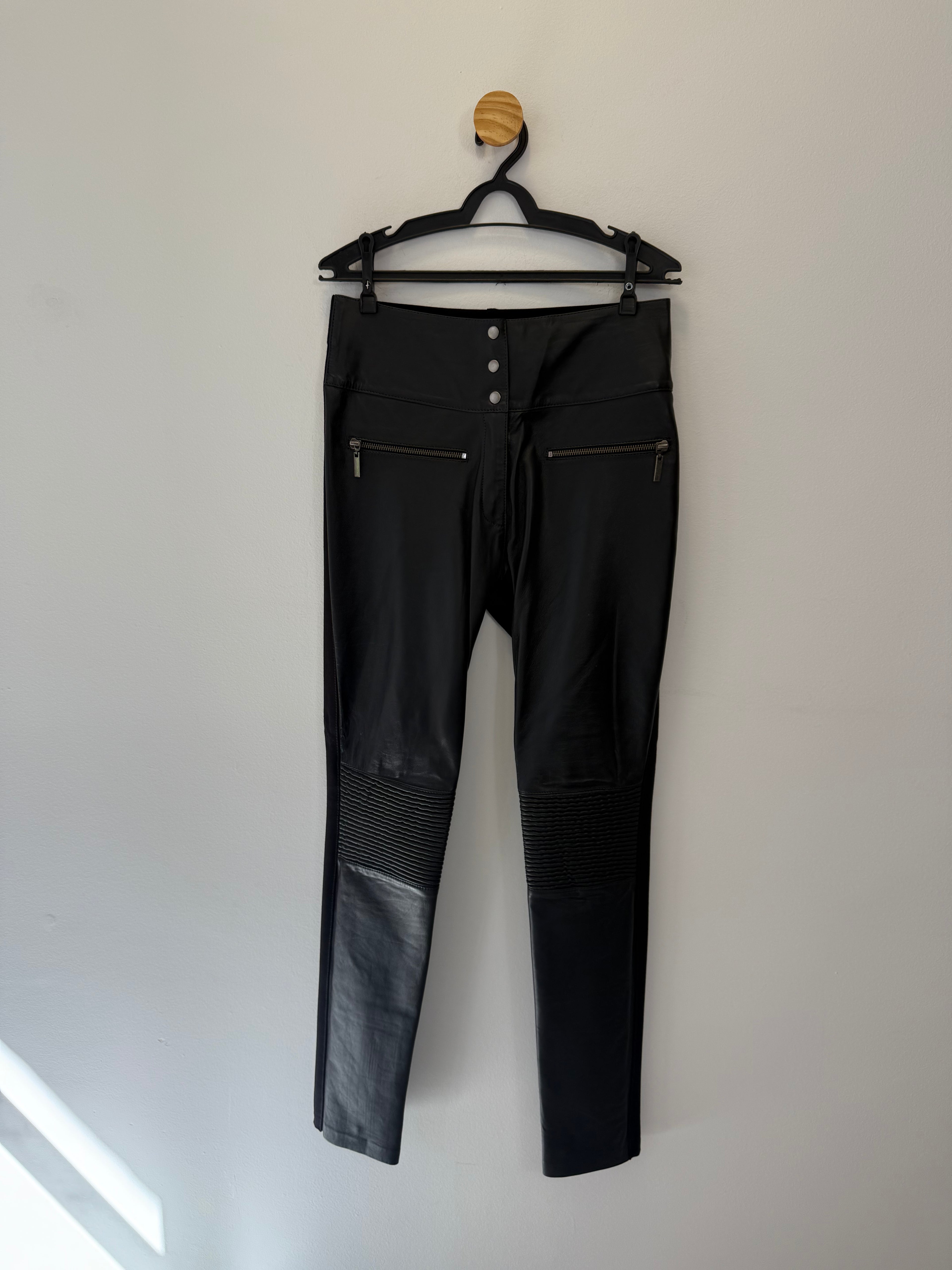 Calça Preta Couro e Zíperes