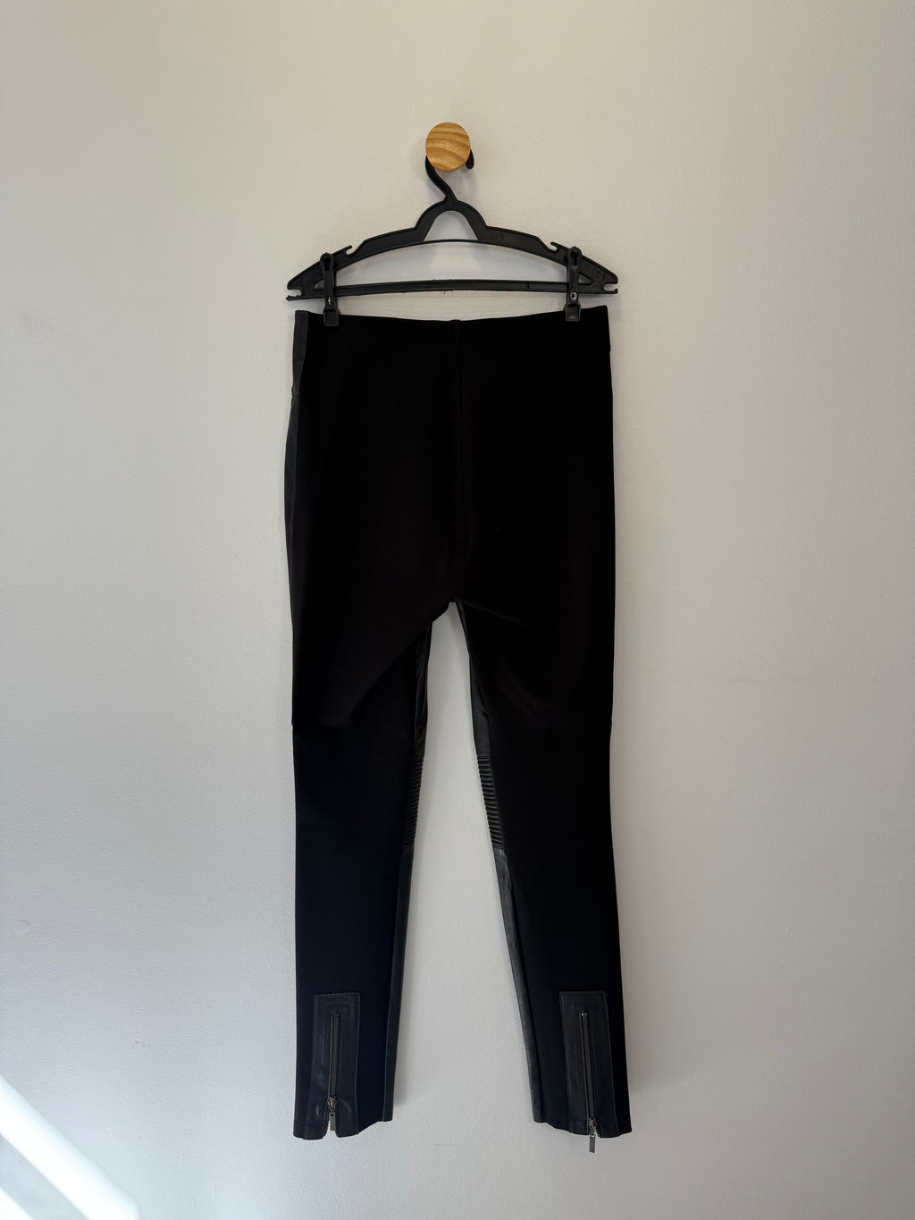 Calça Preta Couro e Zíperes