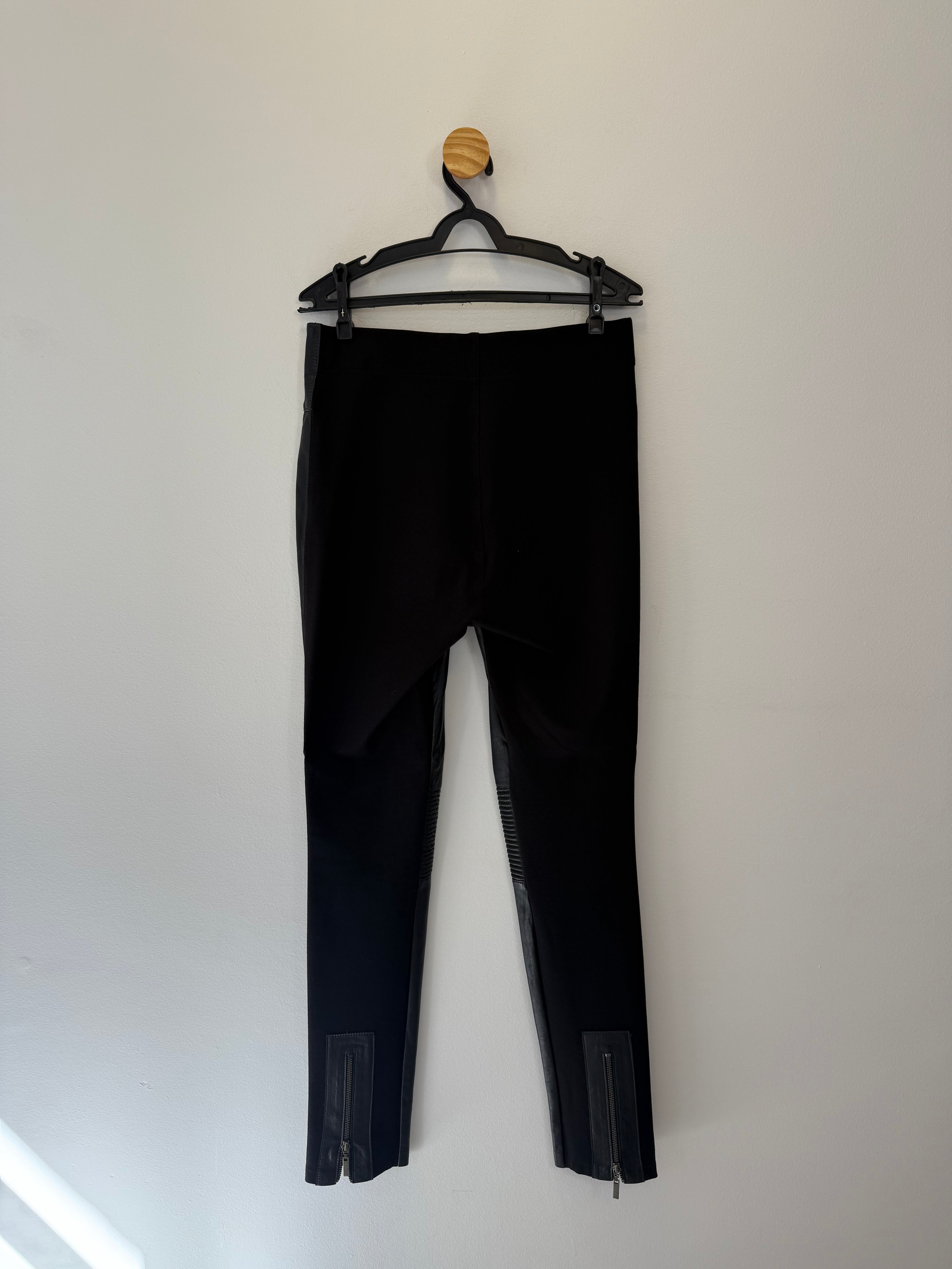 Calça Preta Couro e Zíperes