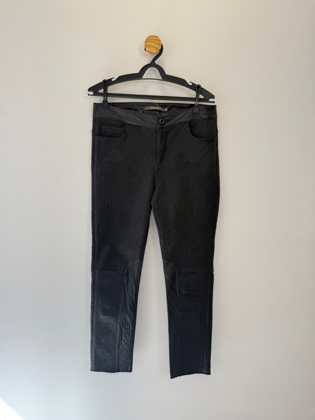 Calça em Couro Preto Texturizada