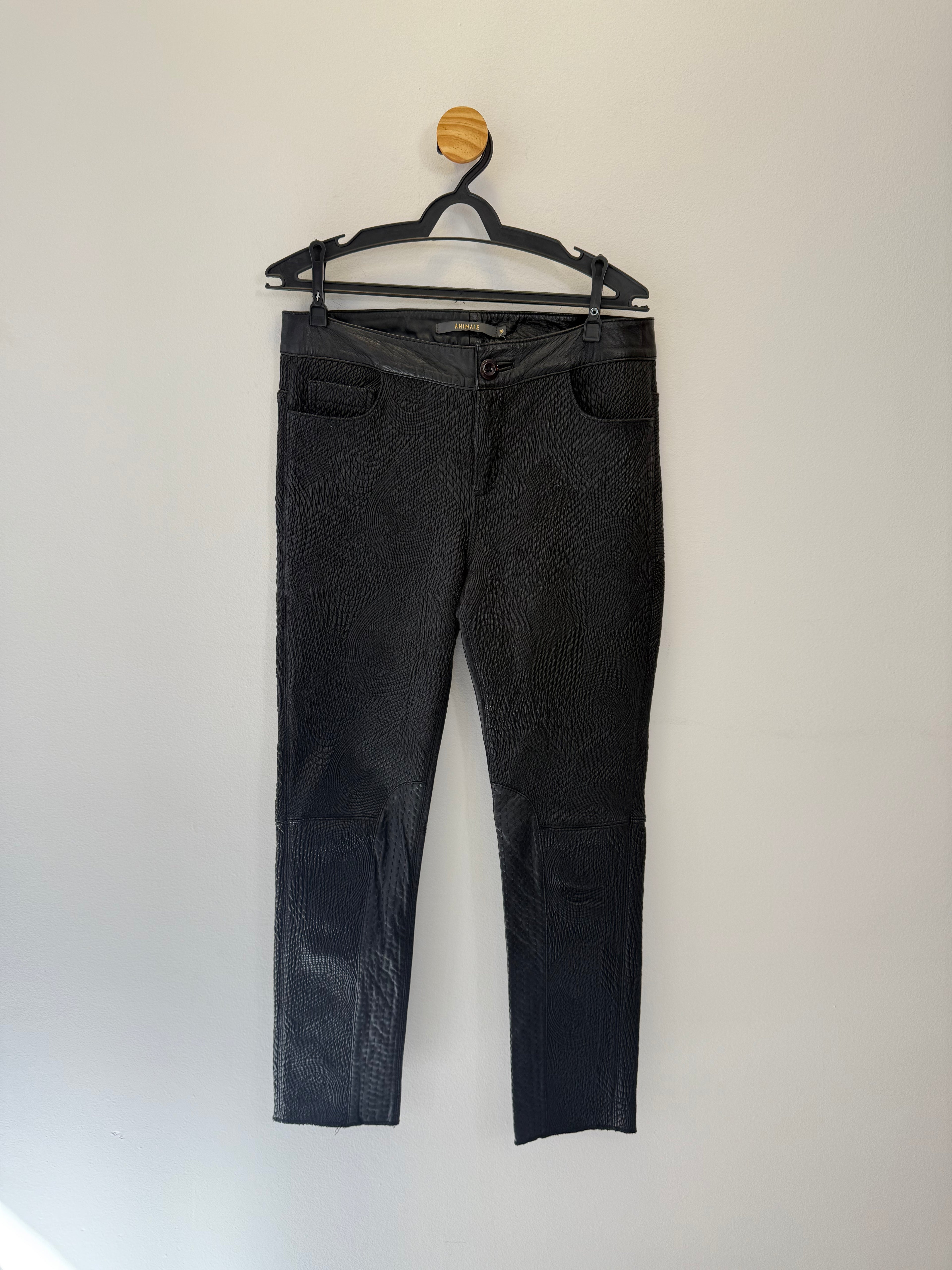 Calça em Couro Preto Texturizada