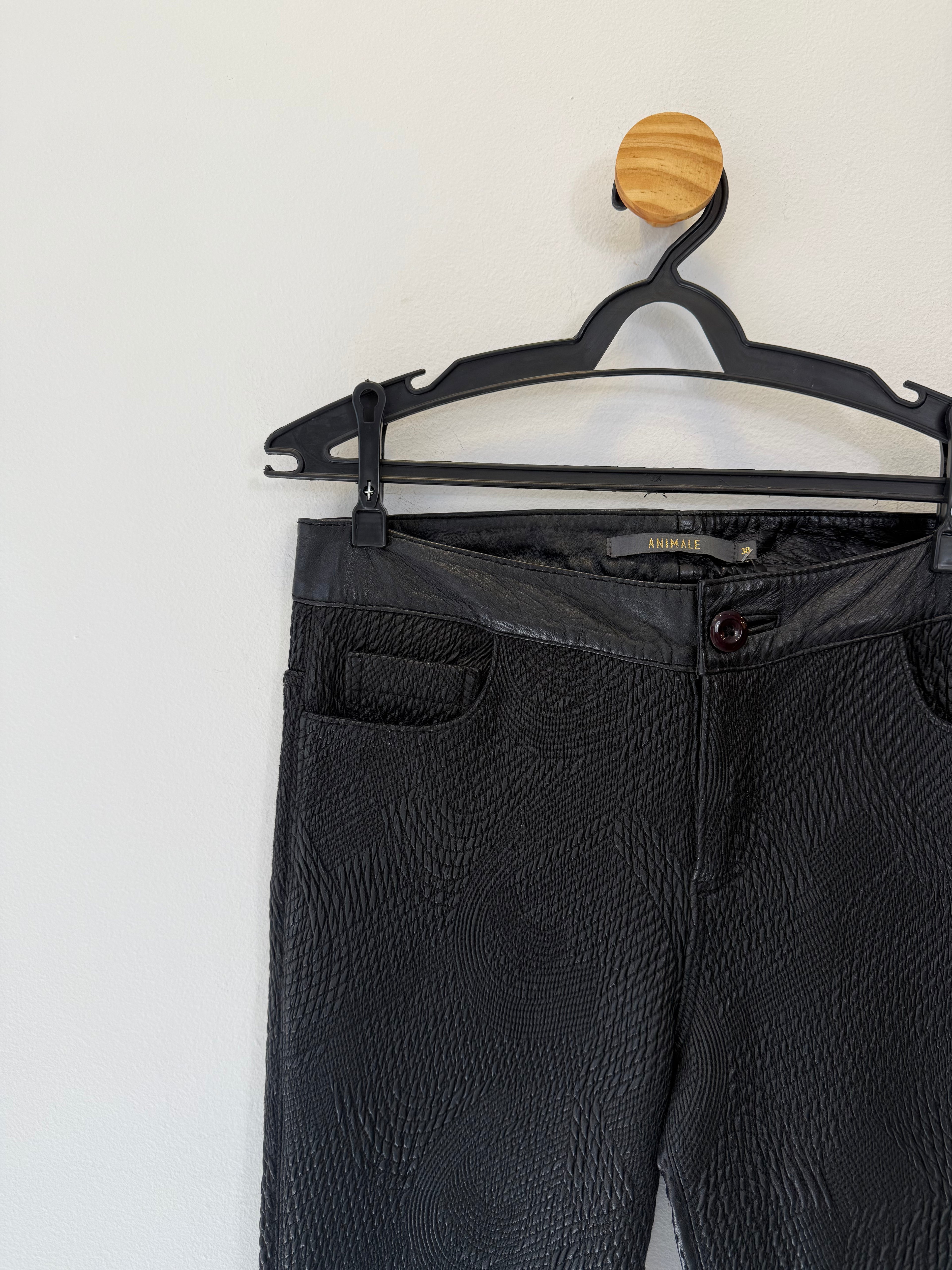 Calça em Couro Preto Texturizada