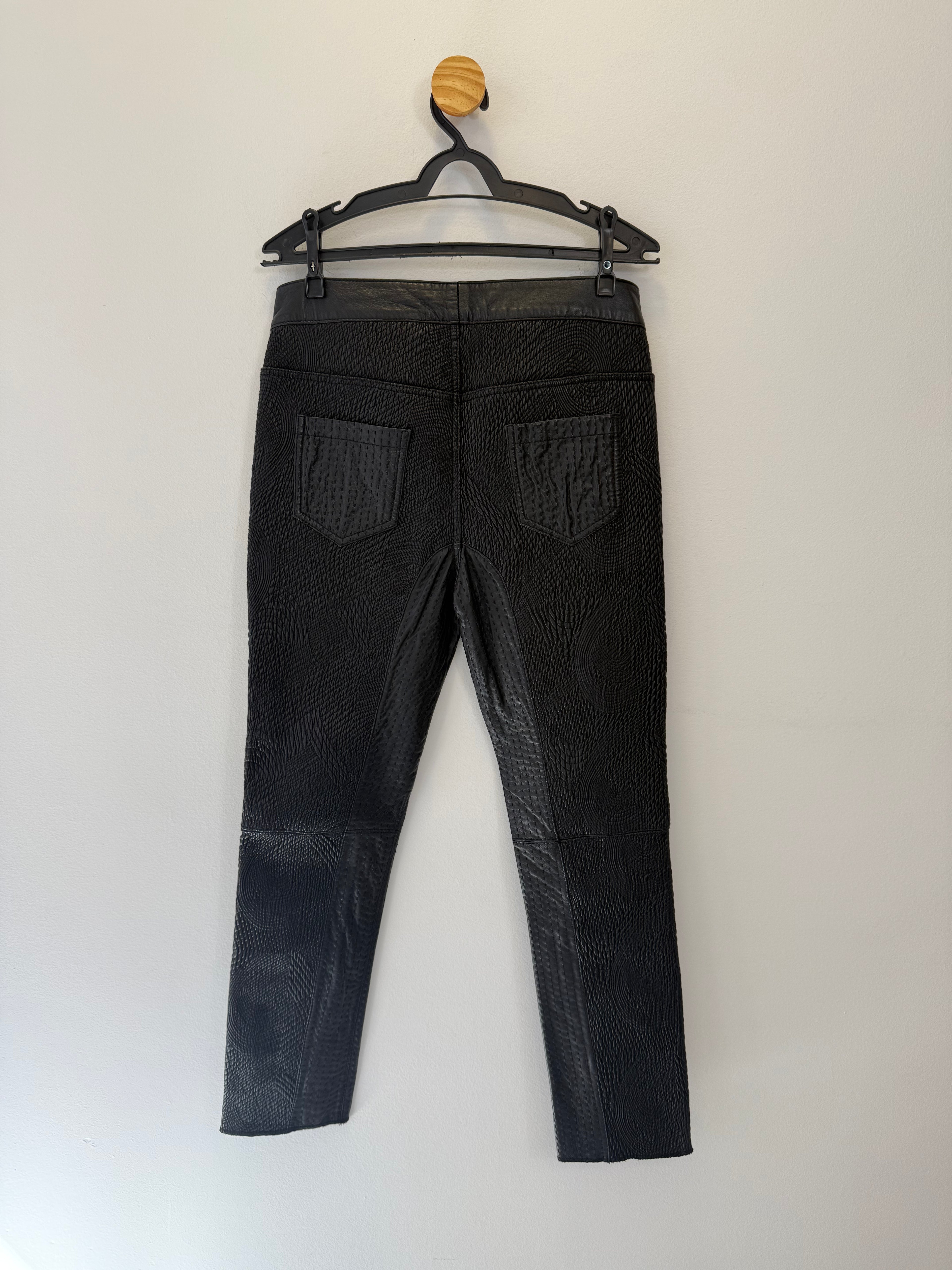 Calça em Couro Preto Texturizada