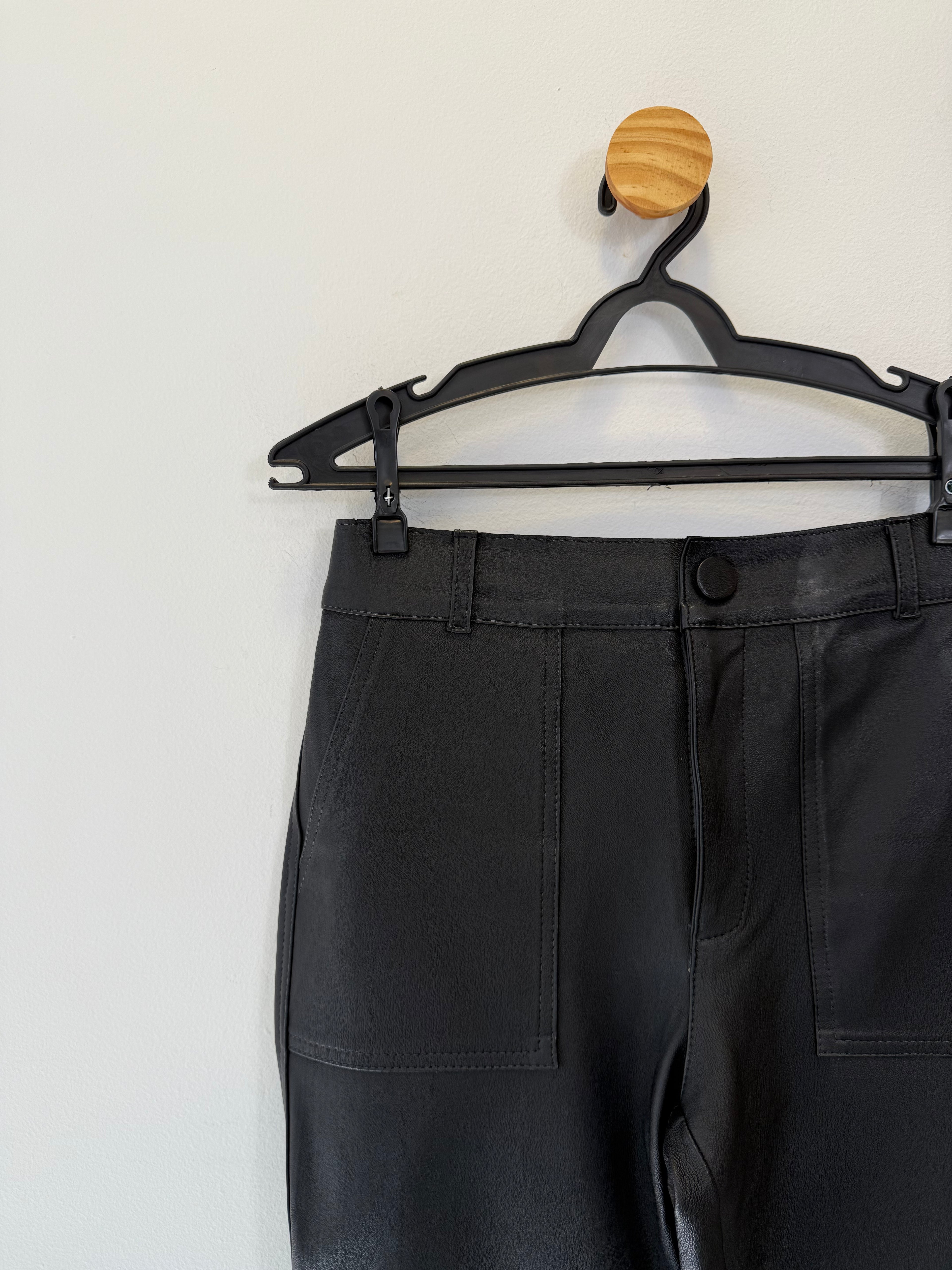 Calça Capri em Couro