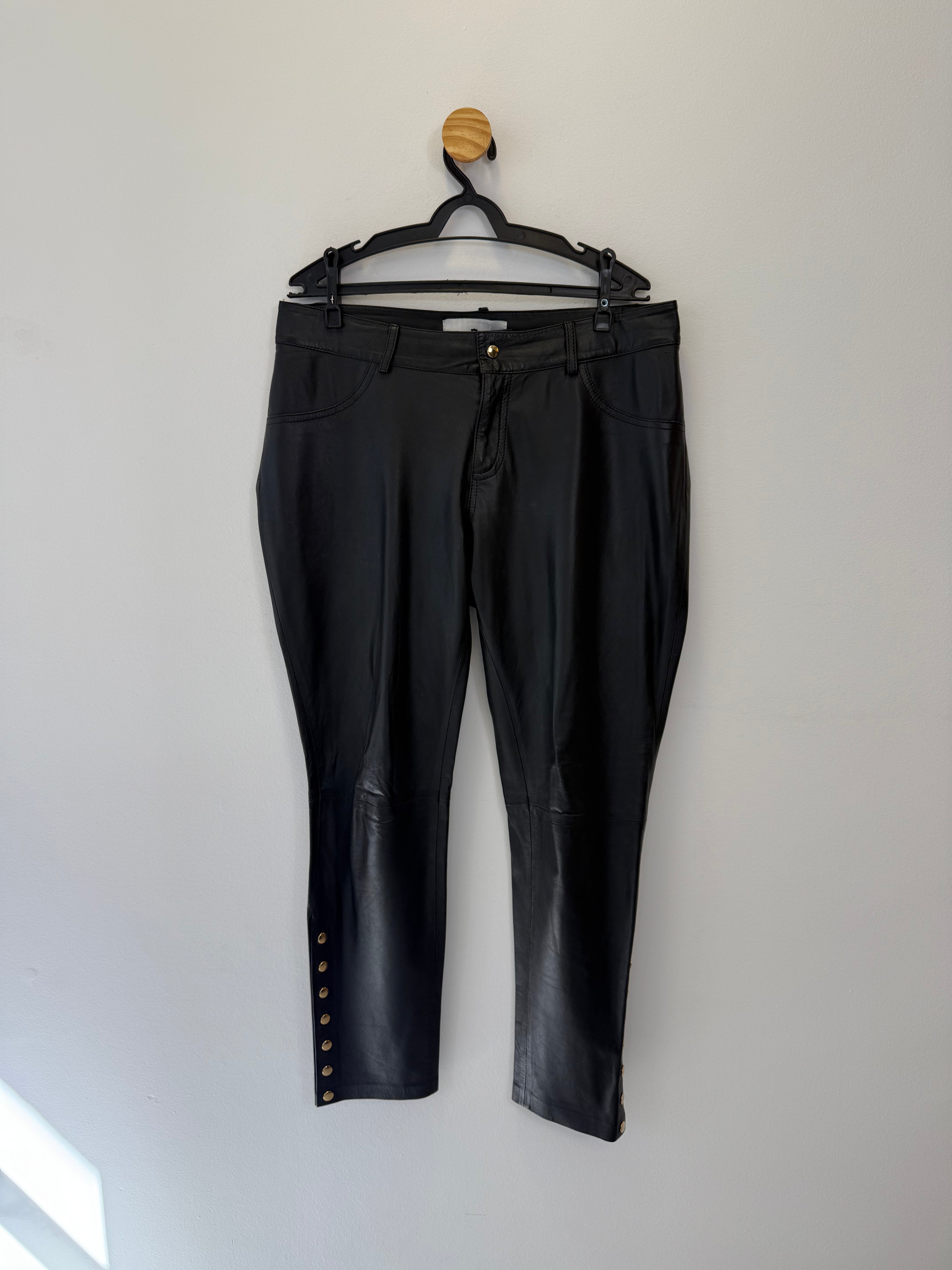 Calça em Couro Preto com Tachas