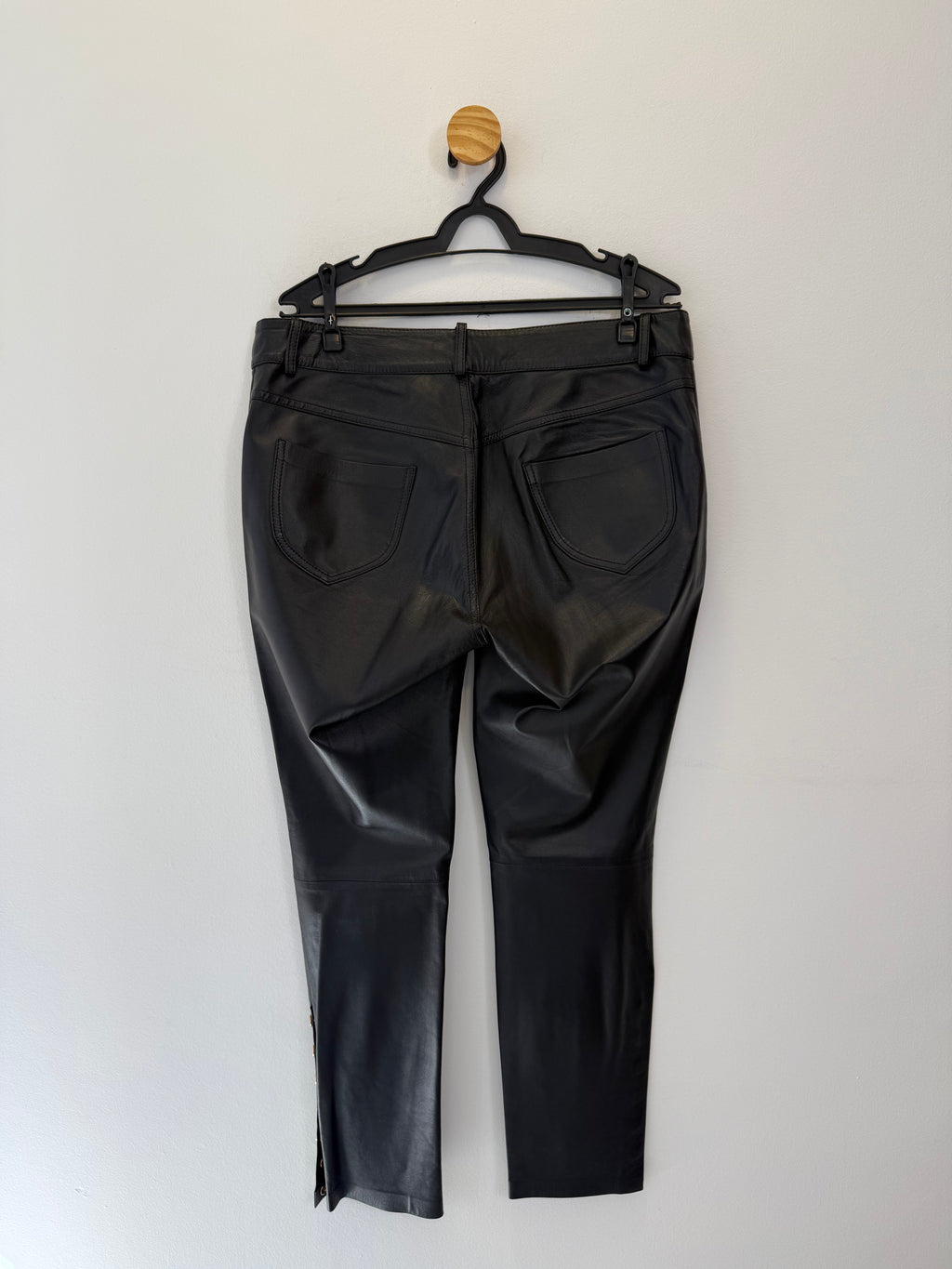 Calça em Couro Preto com Tachas